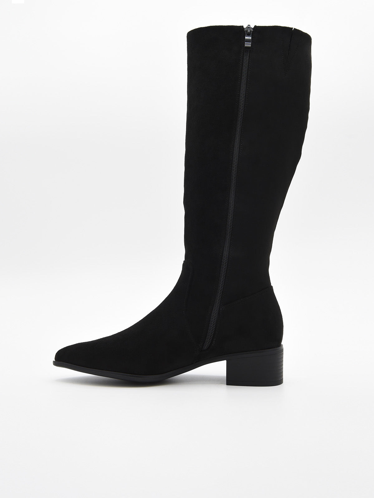 Bota alta de serraje negro con caña lisa, punta fina y tacón bajo cuadrado.