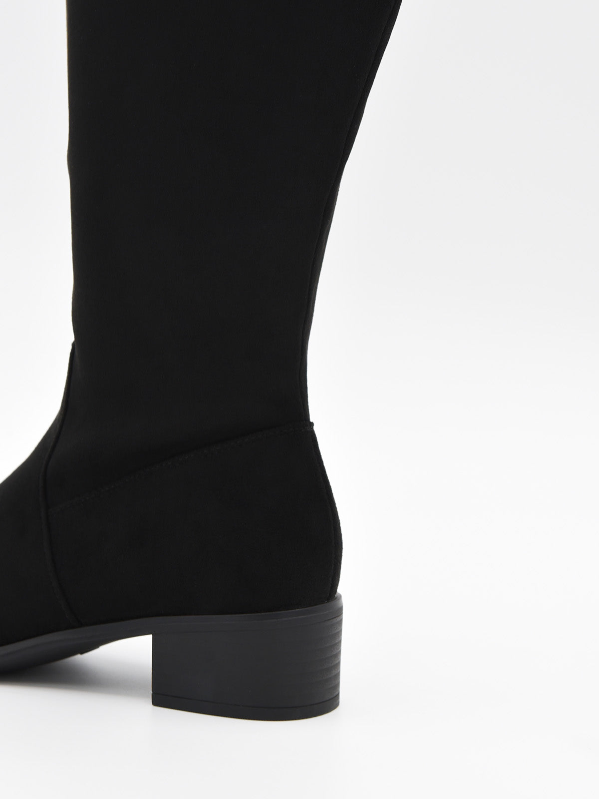 Bota alta de serraje negro con caña lisa, punta fina y tacón bajo cuadrado.