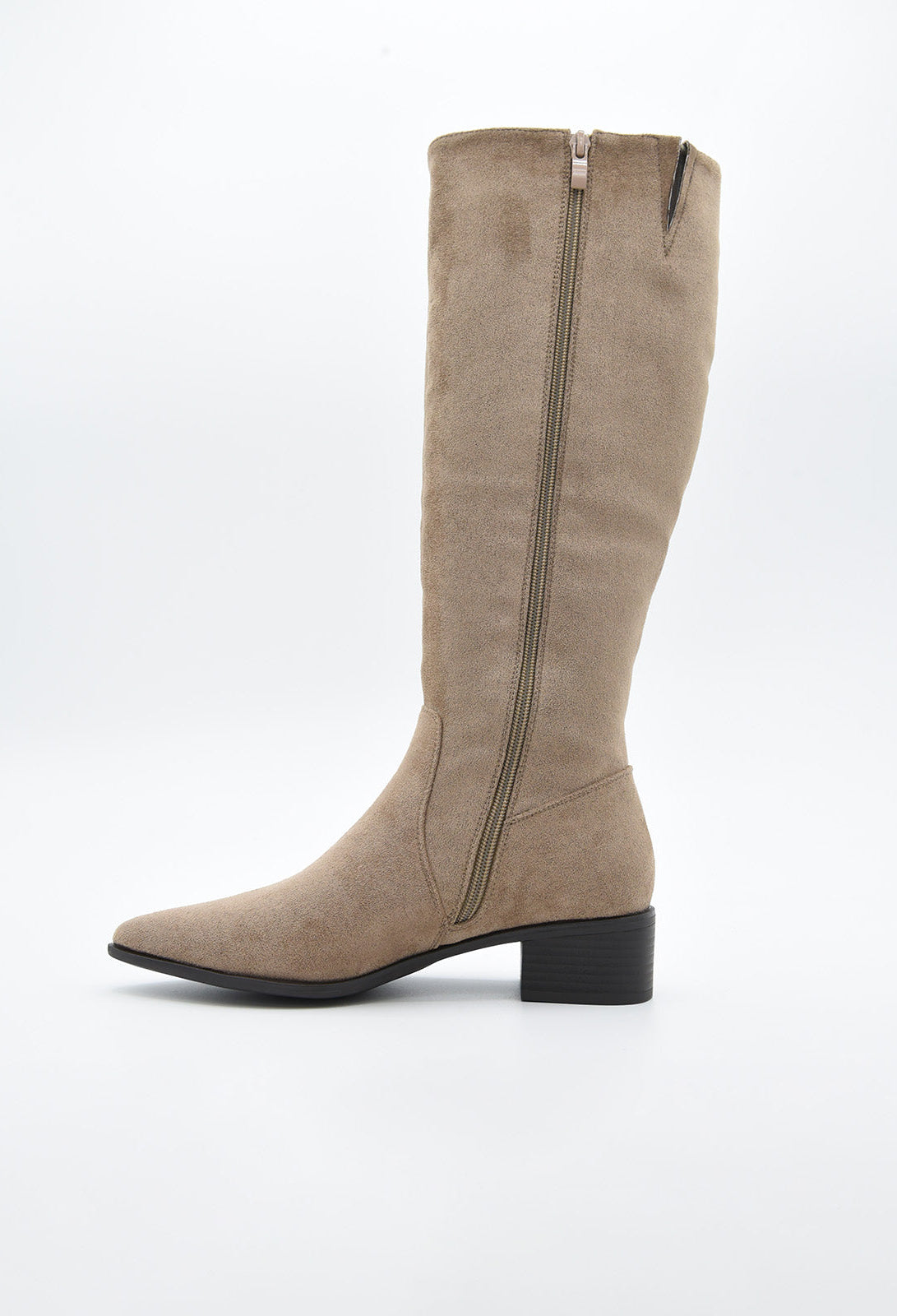 Bota alta de serraje taupe con tacón bajo cuadrado.
