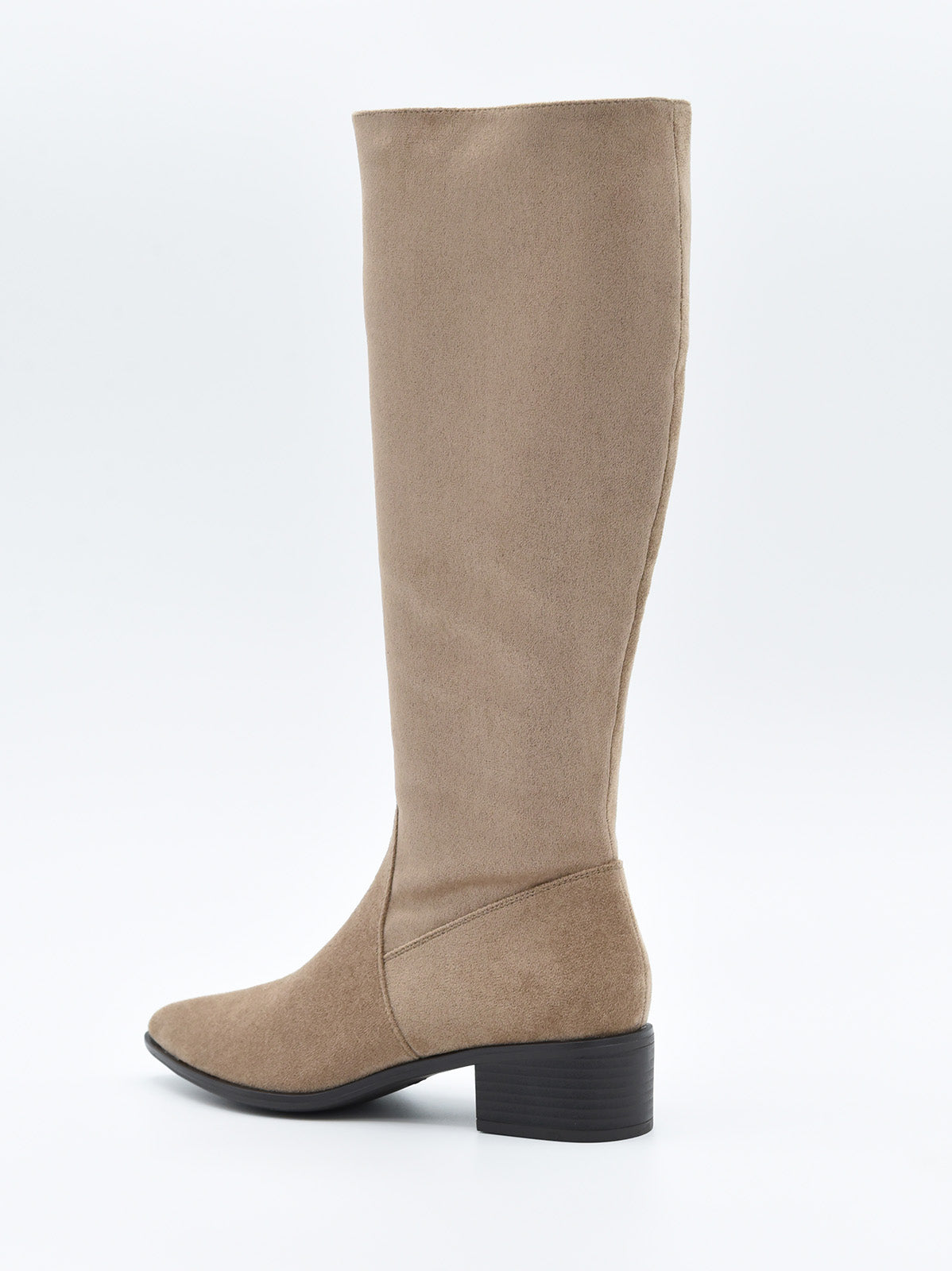 Bota alta de serraje taupe con tacón bajo cuadrado.