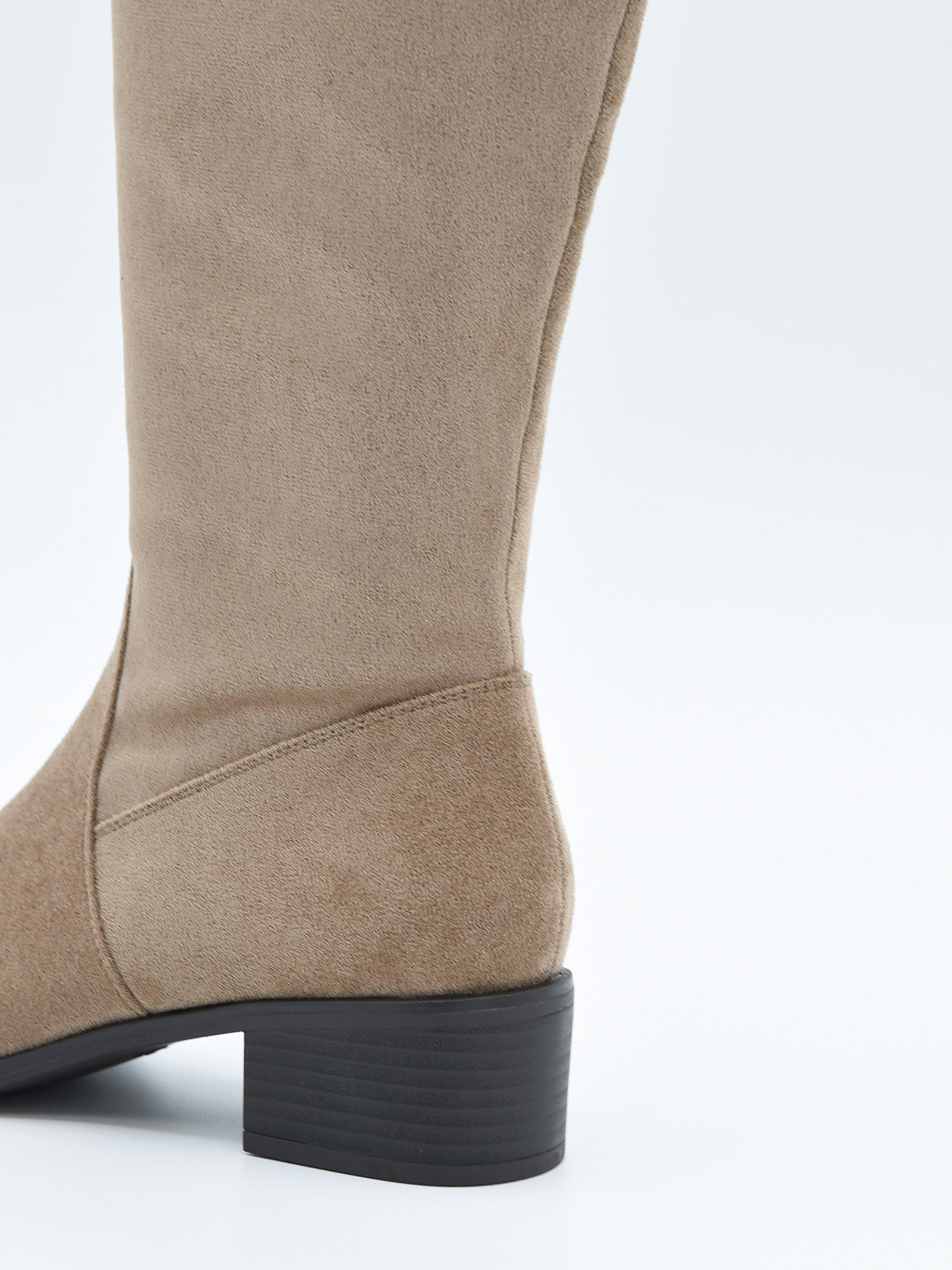 Bota alta de serraje taupe con tacón bajo cuadrado.