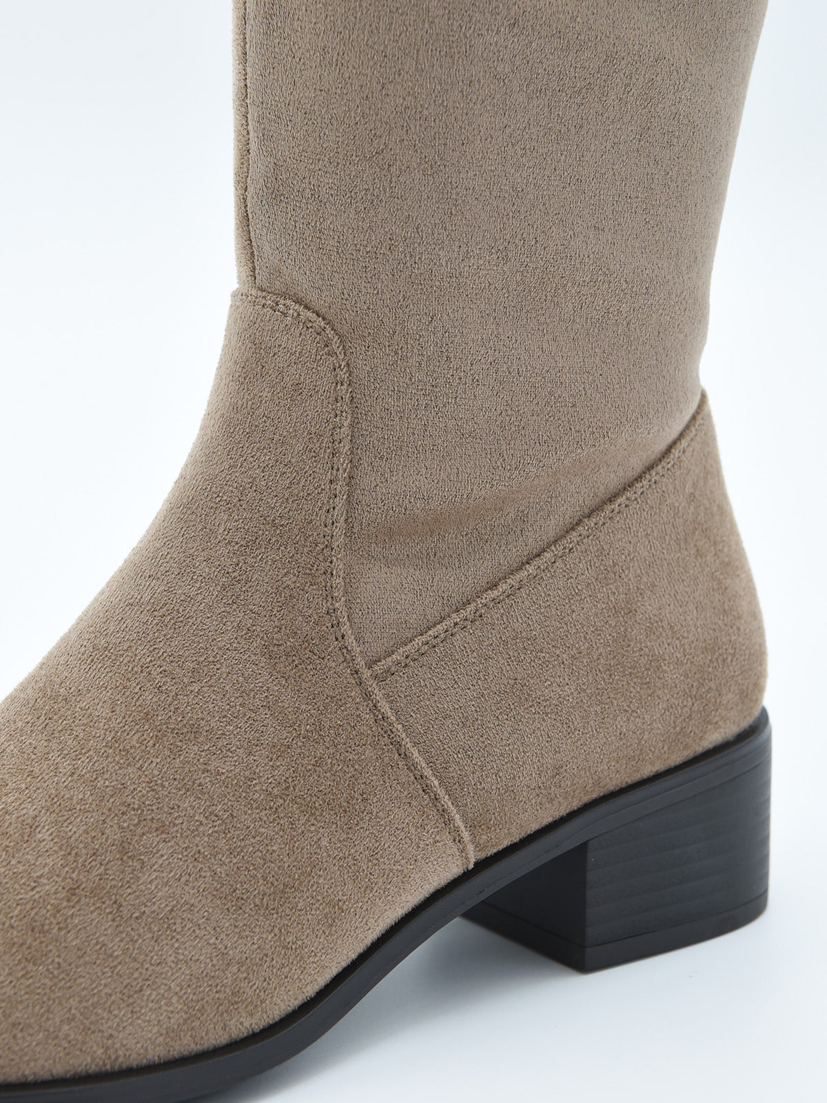 Bota alta de serraje taupe con tacón bajo cuadrado.