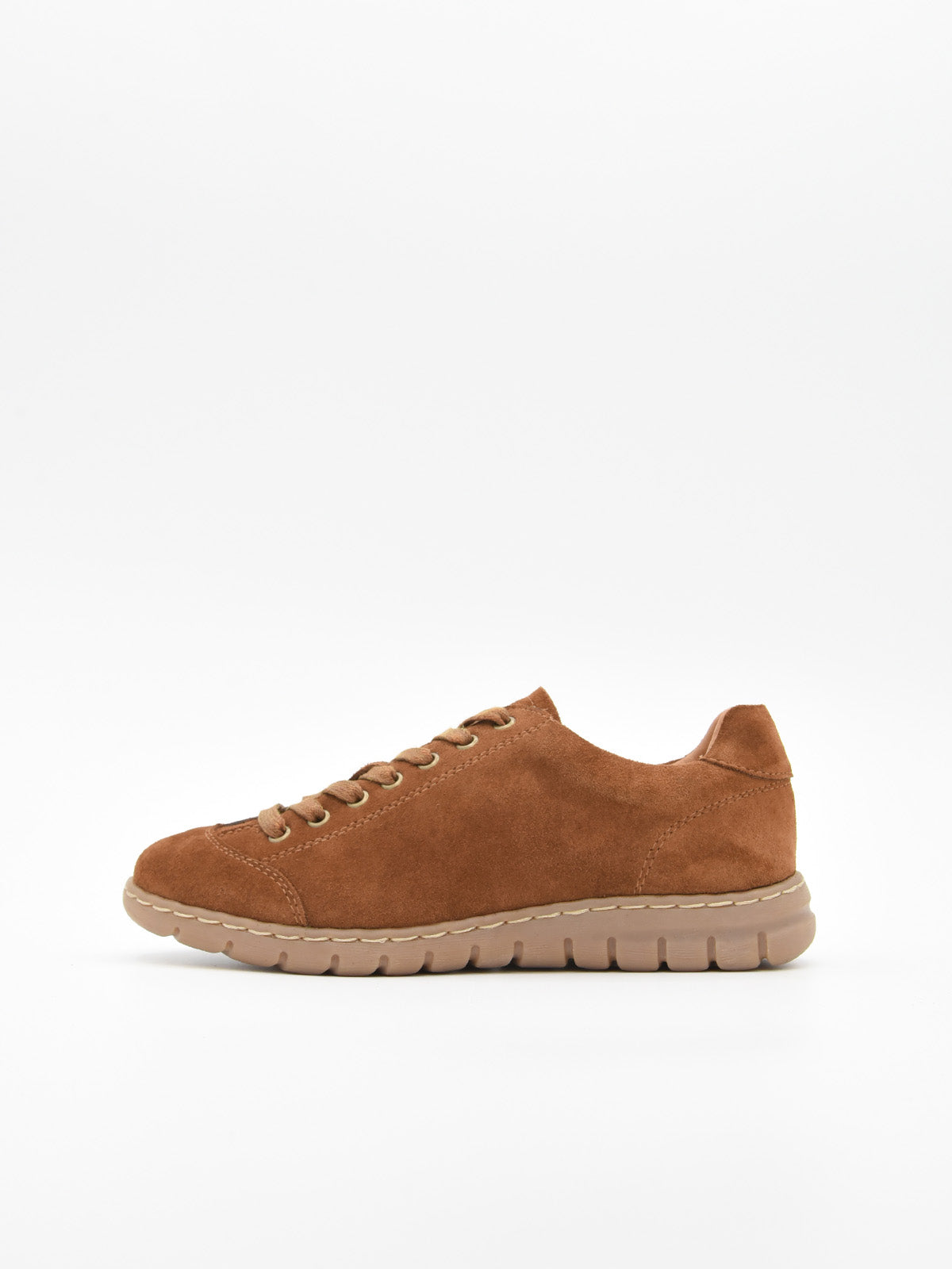 Zapatilla cuero de piel serraje con cordones y suela flexible en tono caramelo.
