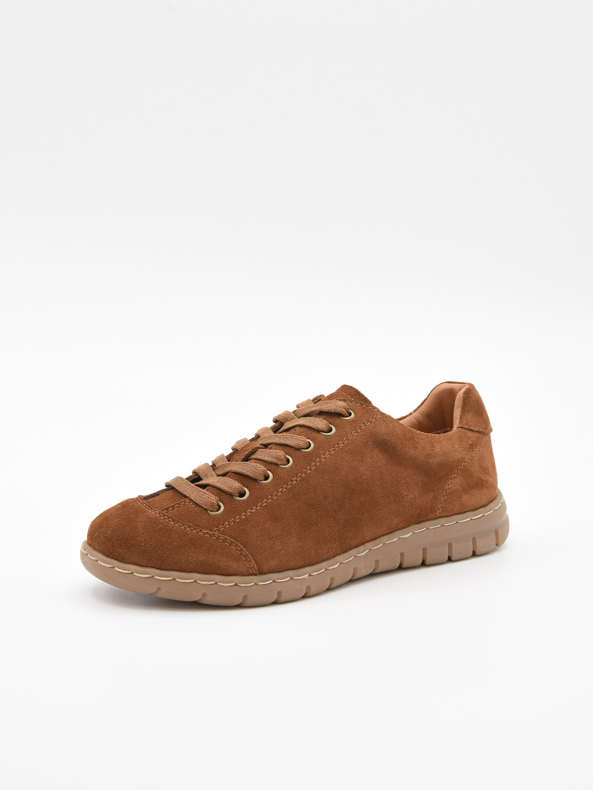 Zapatilla cuero de piel serraje con cordones y suela flexible en tono caramelo.