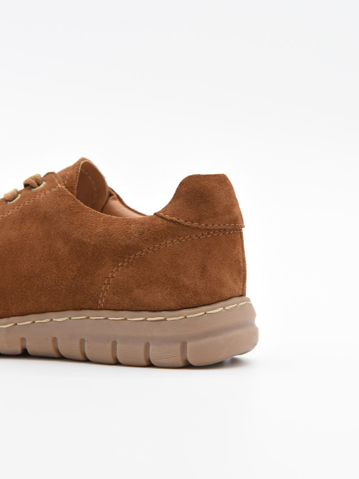 Zapatilla cuero de piel serraje con cordones y suela flexible en tono caramelo.