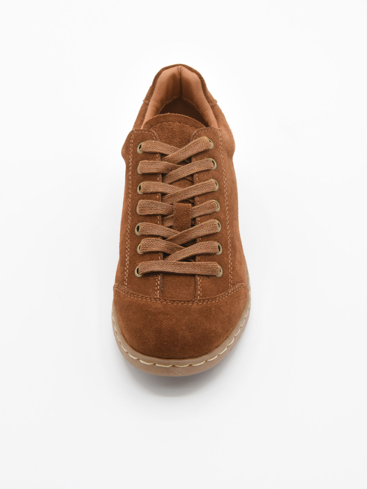 Zapatilla cuero de piel serraje con cordones y suela flexible en tono caramelo.