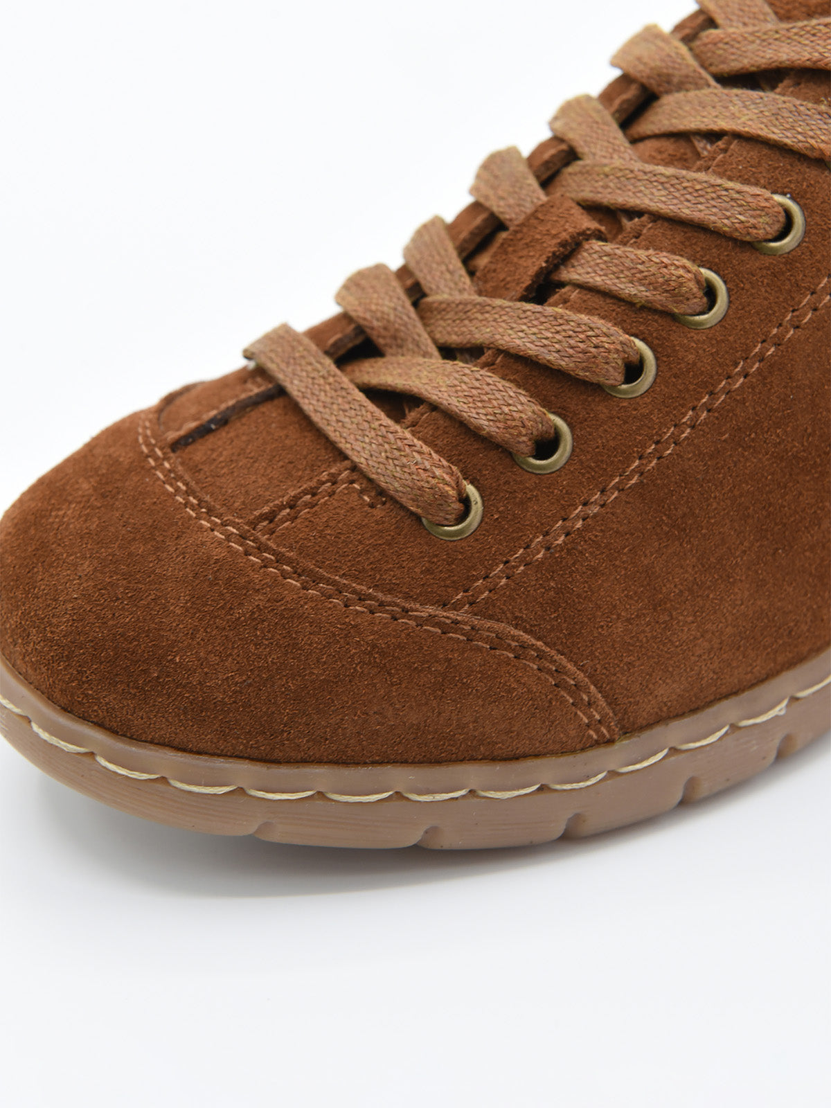 Zapatilla cuero de piel serraje con cordones y suela flexible en tono caramelo.