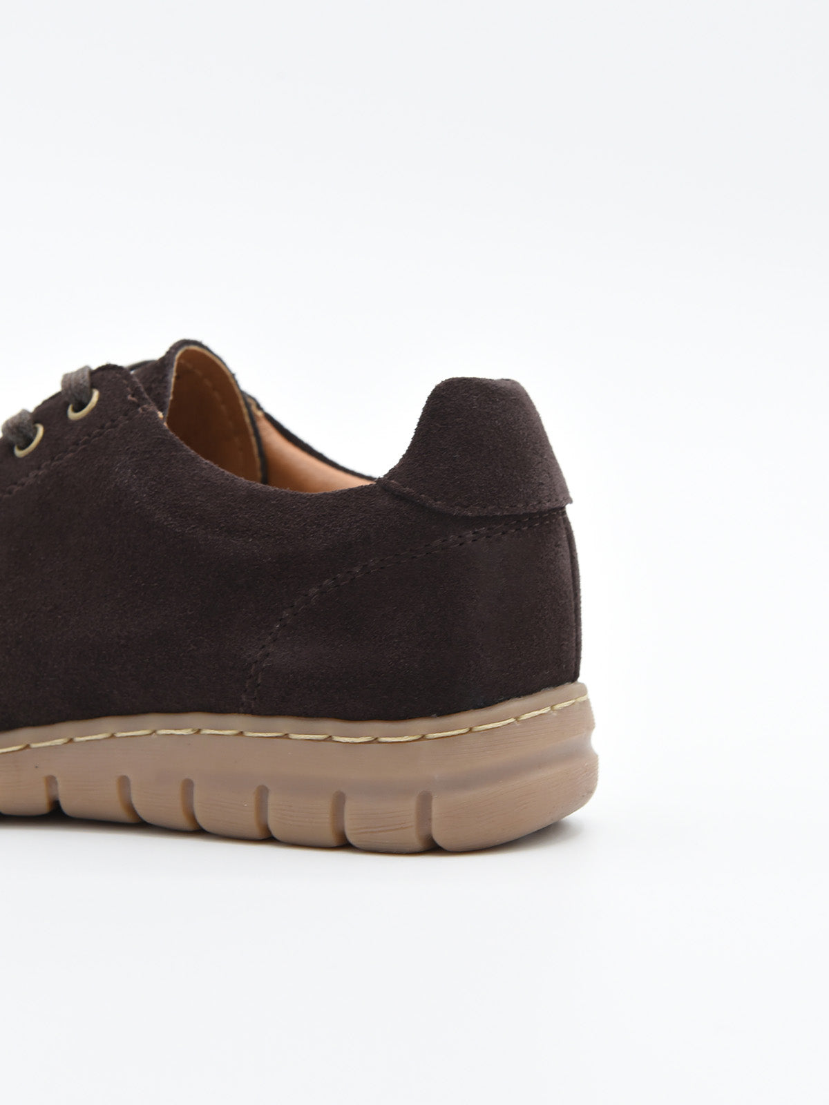 Zapatilla de piel serraje marrón con cordones y suela flexible en tono caramelo.