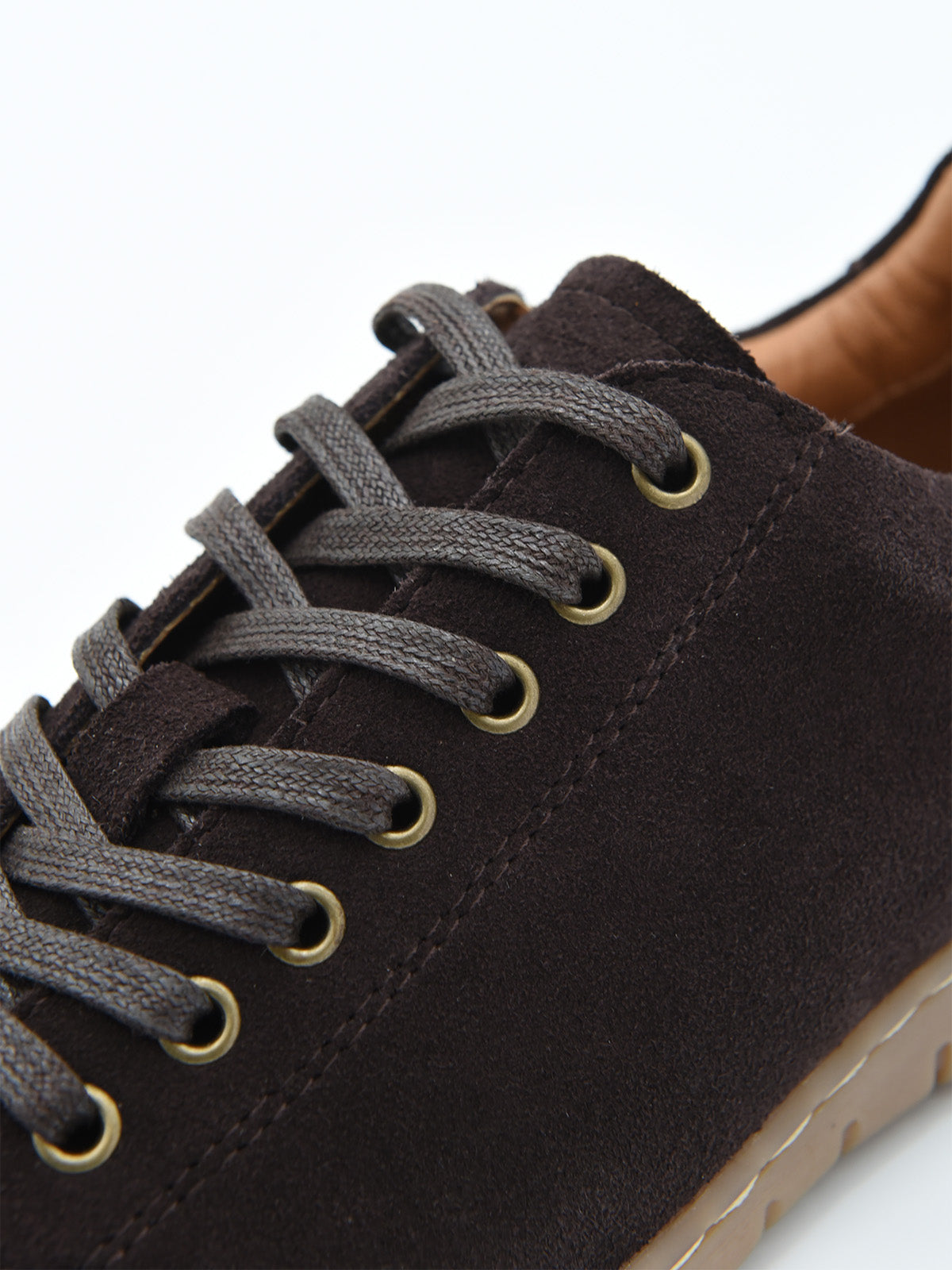 Zapatilla de piel color marrón cómoda