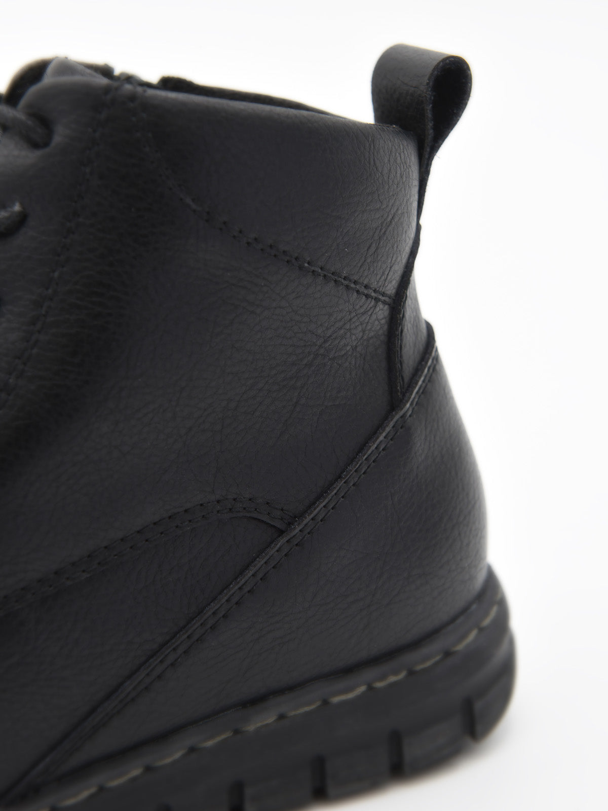 Botín negro de piel estilo combat con cordones, cremallera lateral y suela robusta de tacón bajo cuadrado.