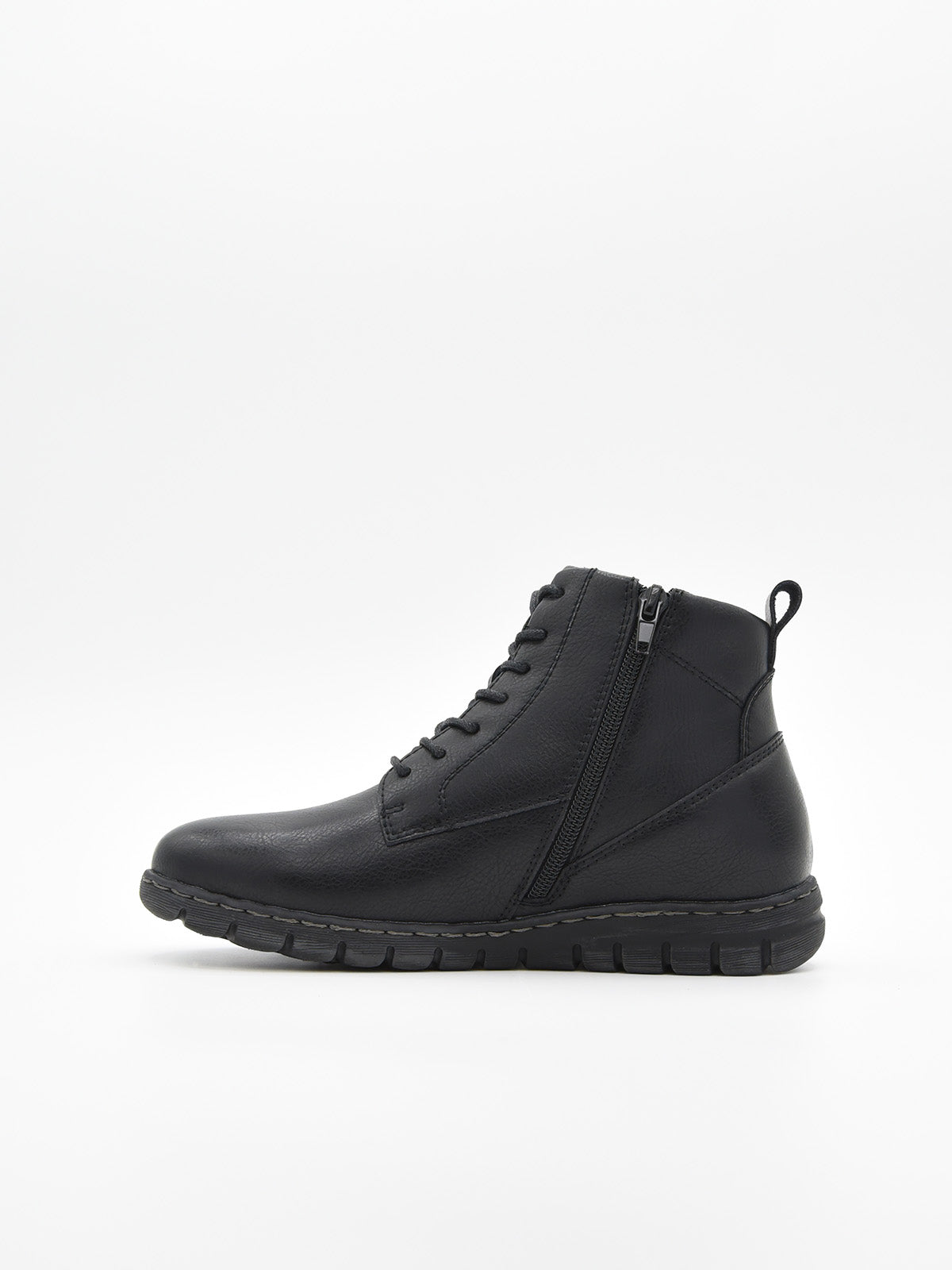 Botín negro de piel estilo combat con cordones, cremallera lateral y suela robusta de tacón bajo cuadrado.