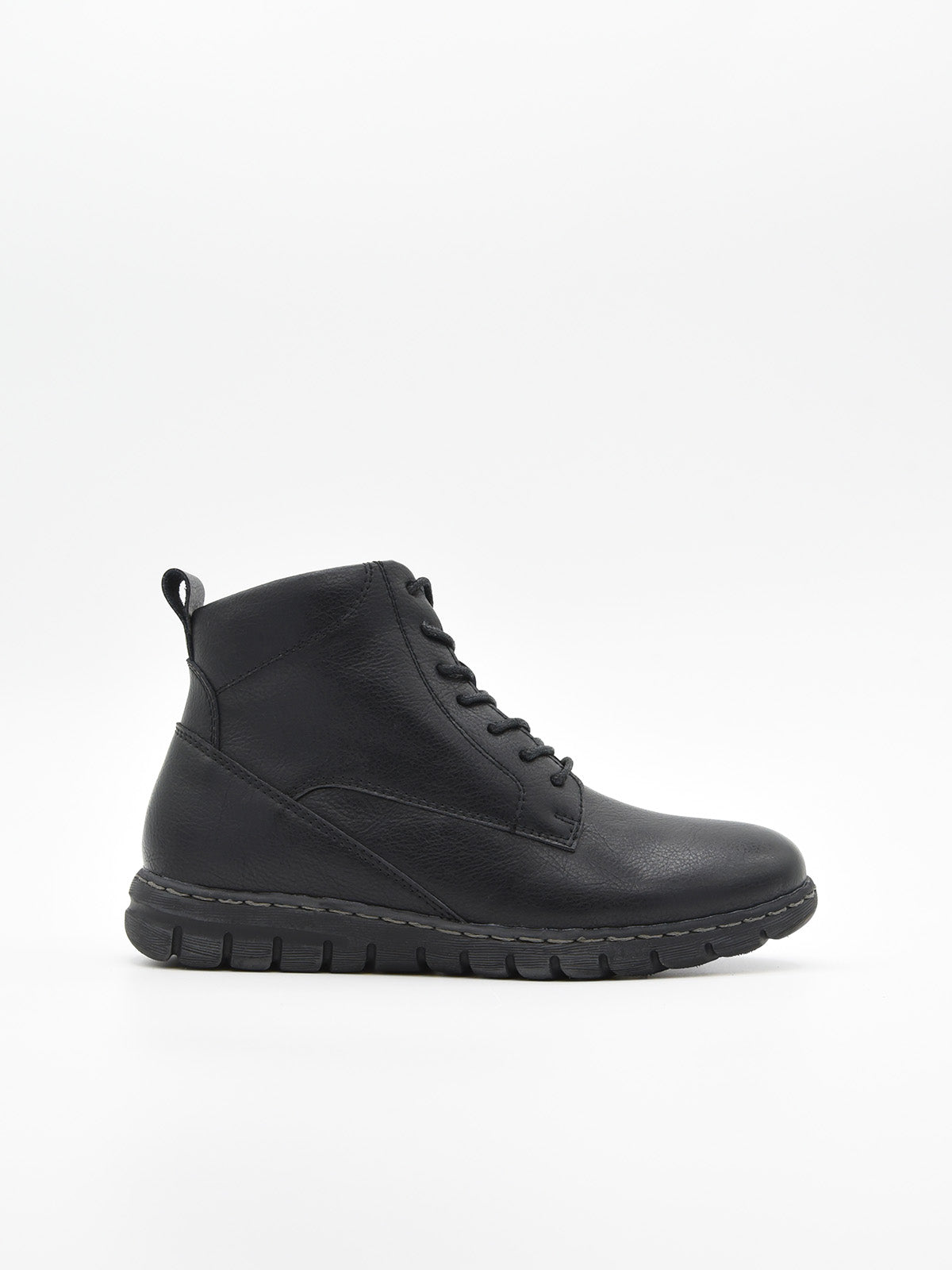 Botín negro de piel estilo combat con cordones, cremallera lateral y suela robusta de tacón bajo cuadrado.