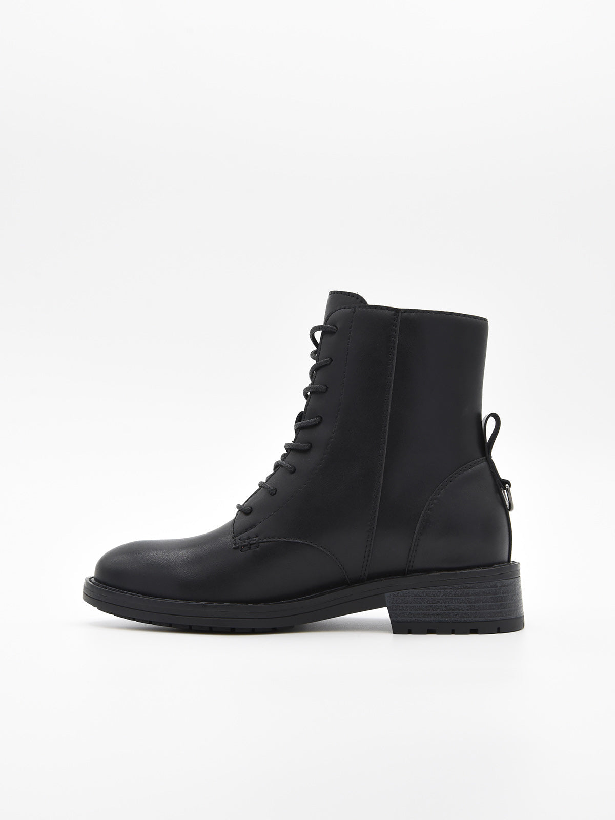 Botín negro de piel con cordones, cremallera lateral y suela robusta de tacón bajo cuadrado.