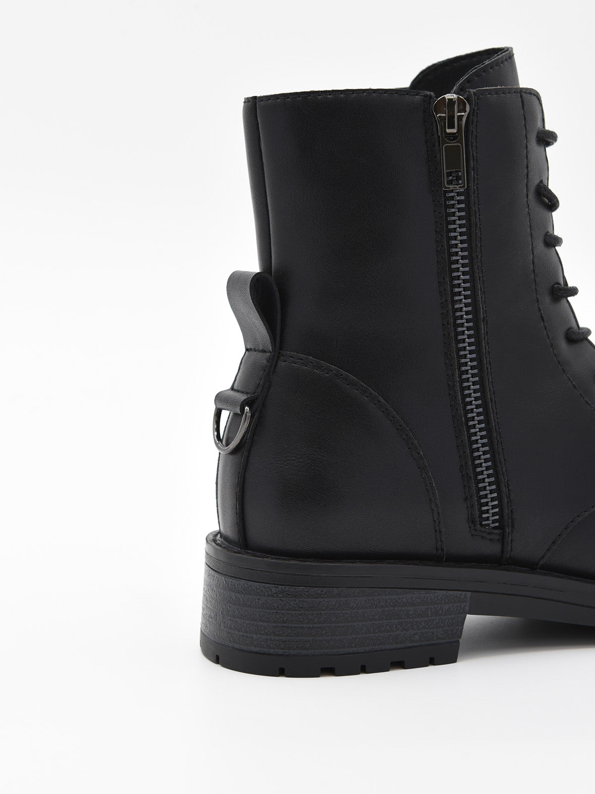 Botín negro de piel con cordones, cremallera lateral y suela robusta de tacón bajo cuadrado.