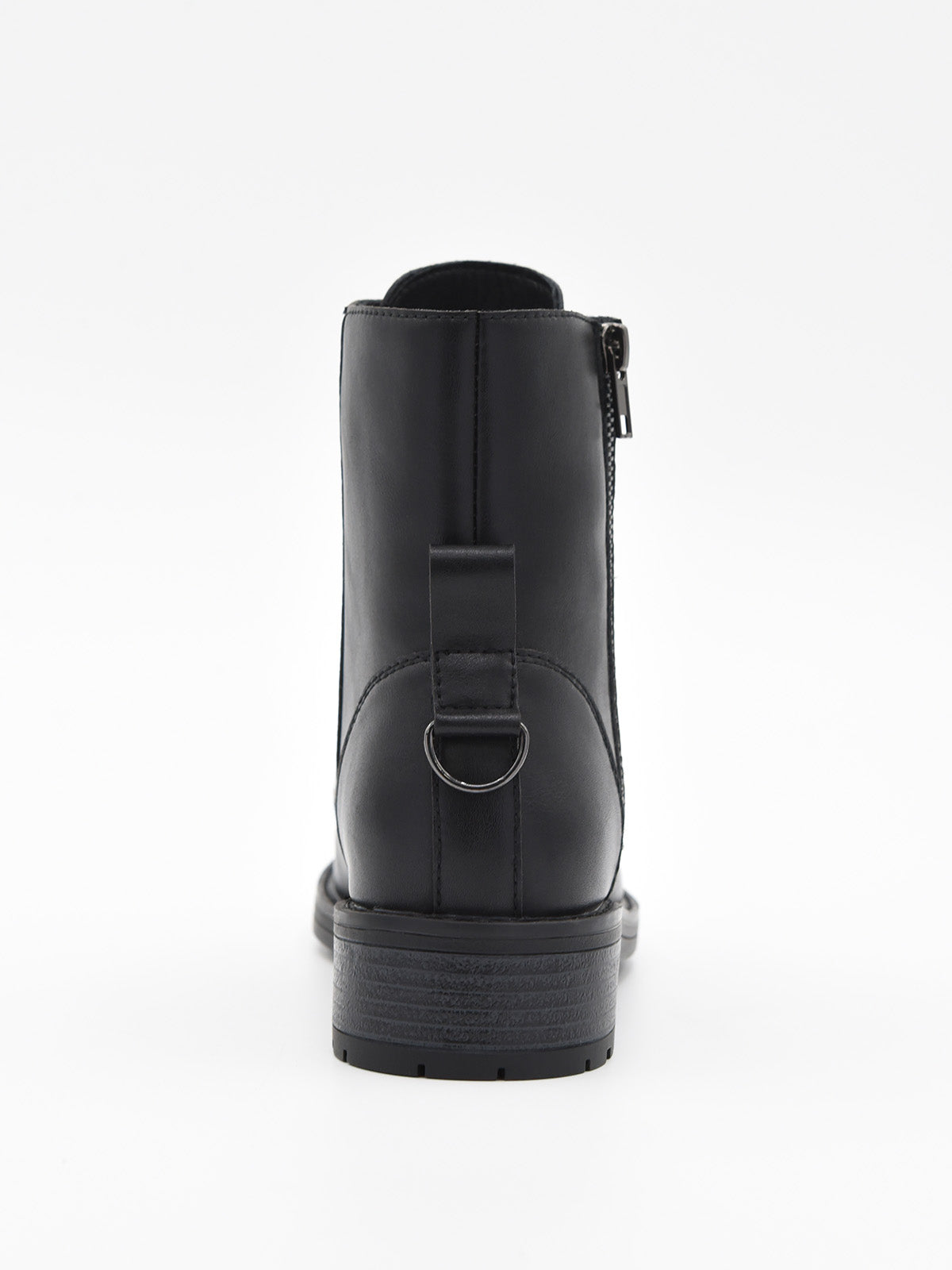 Botín negro de piel con cordones, cremallera lateral y suela robusta de tacón bajo cuadrado.