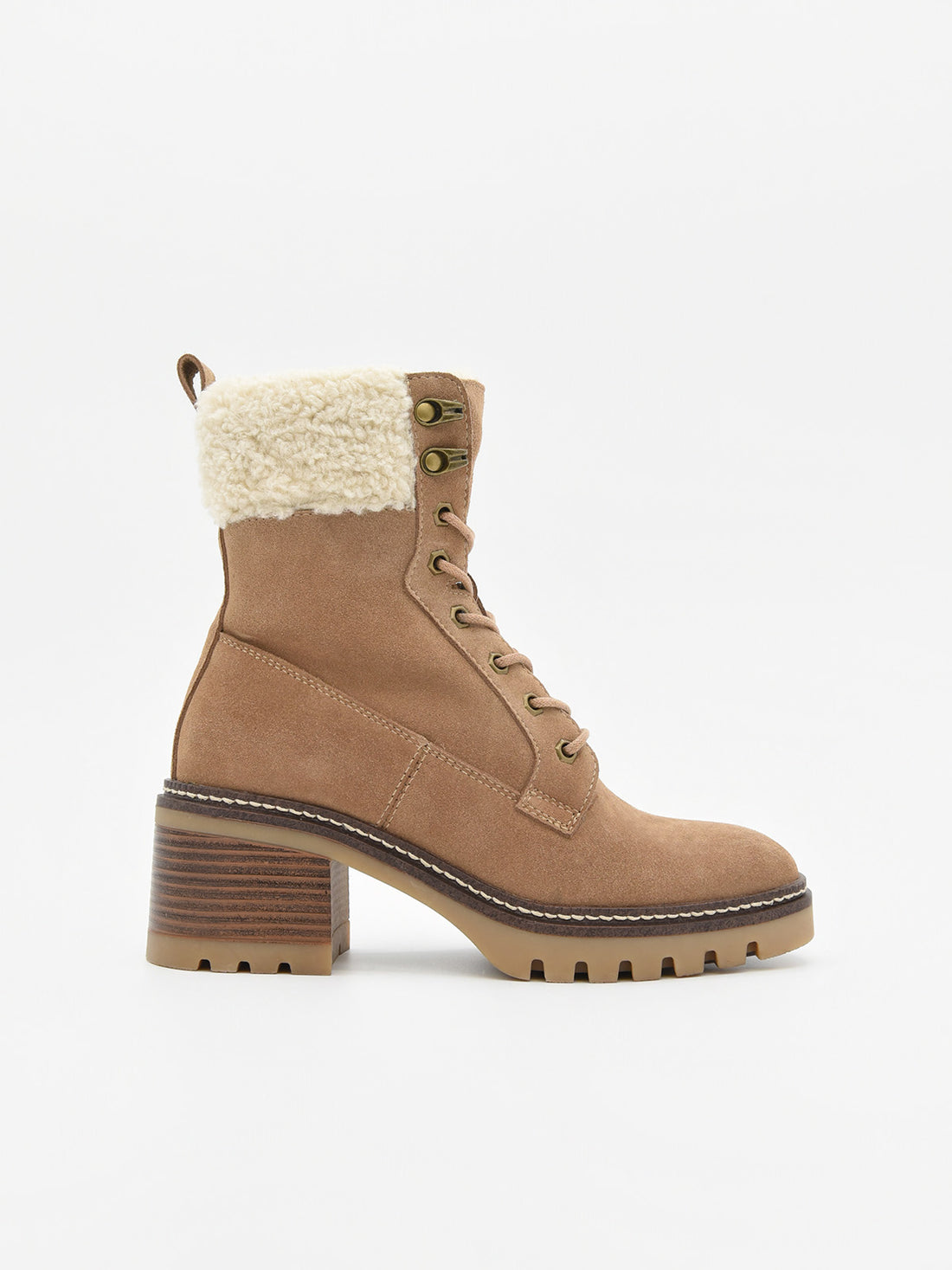 Bota mocha de serraje con cordones, forro de borreguito en la caña y tacón ancho con suela dentada.