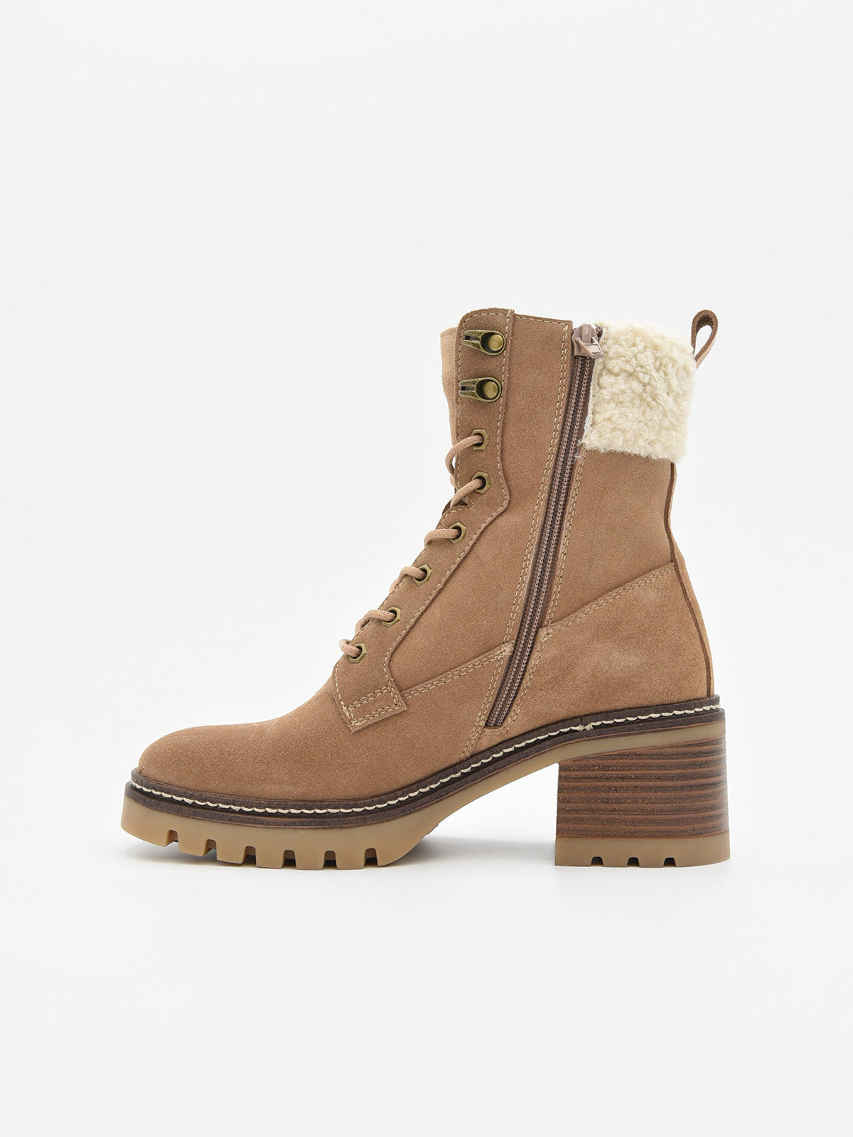 Bota mocha de serraje con cordones, forro de borreguito en la caña y tacón ancho con suela dentada.
