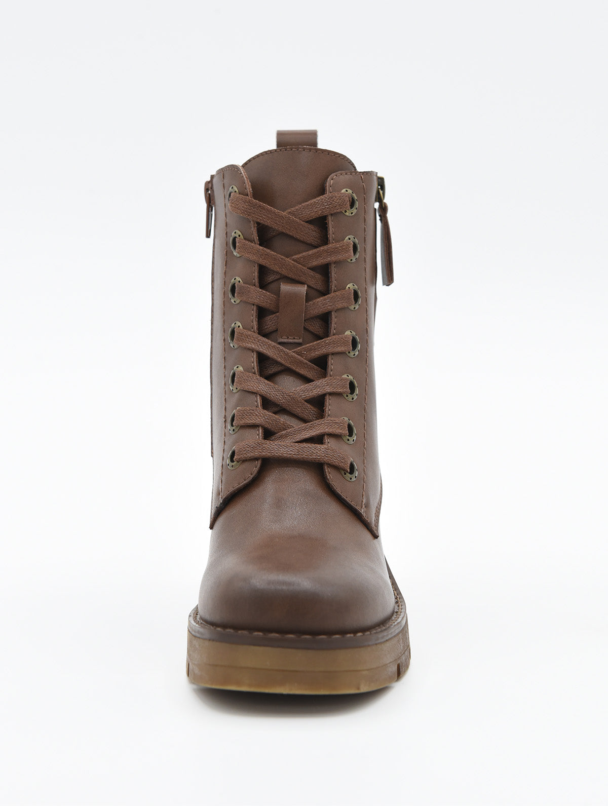 Botín de piel marrón con cordones, cremallera lateral dorada y tacón medio ancho con suela dentada.