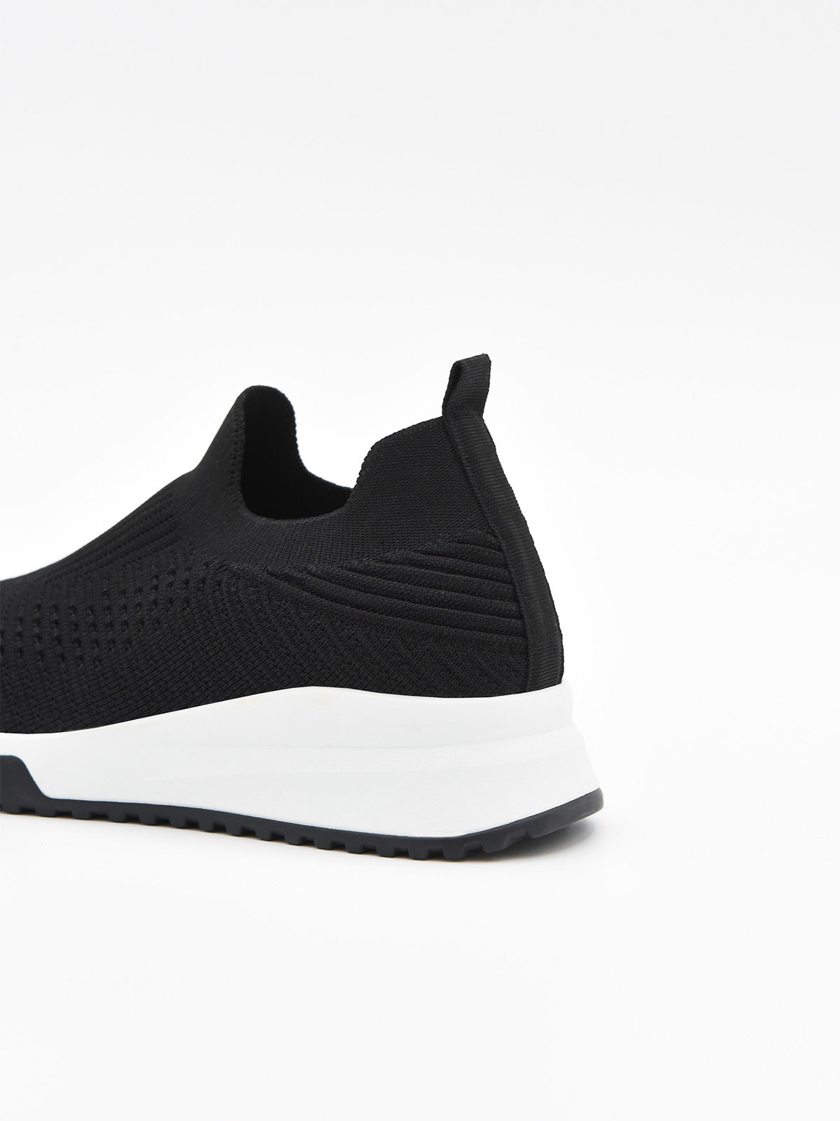 Zapatilla slip on negra de punto con suela blanca