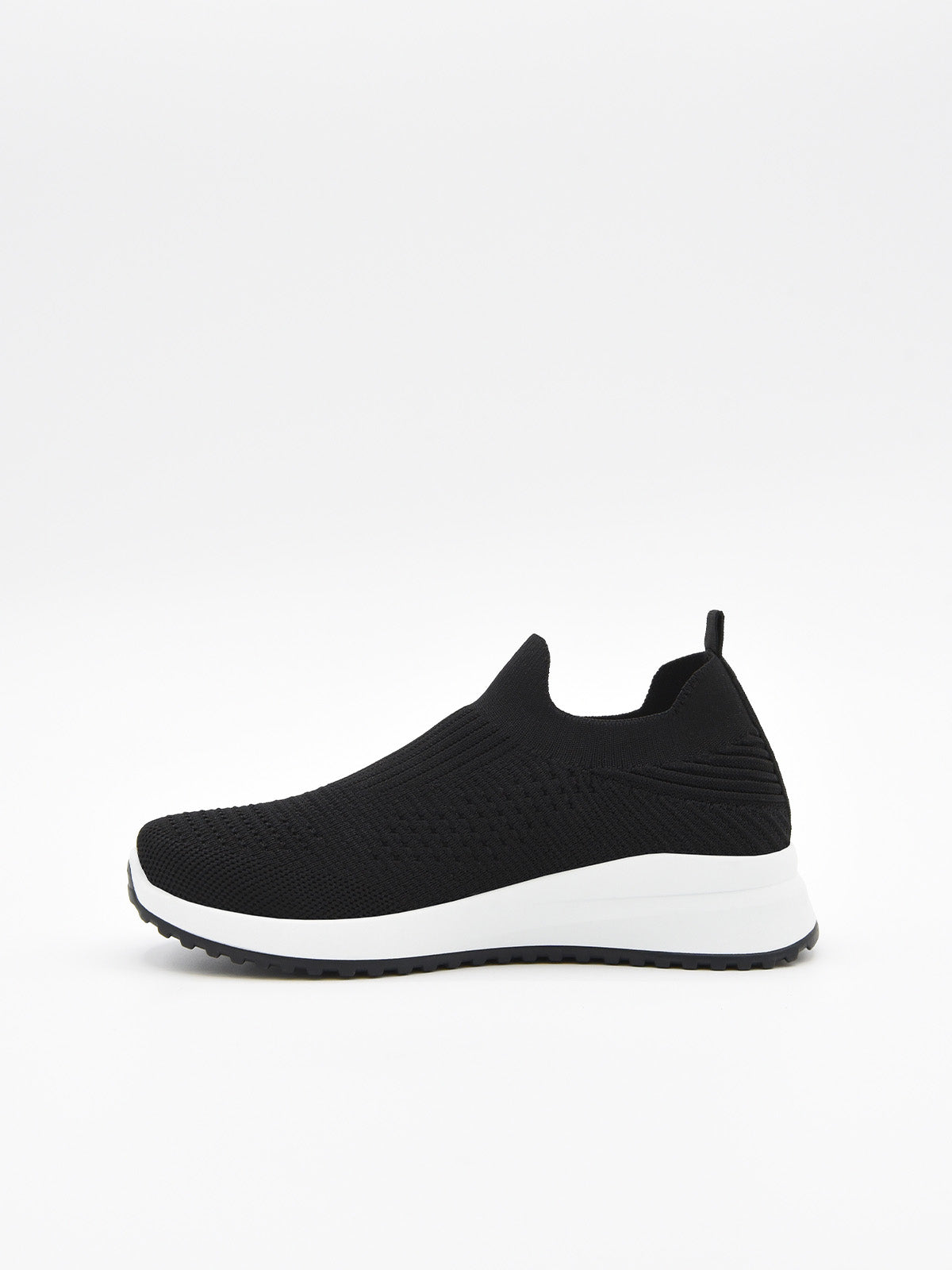 Zapatilla slip on negra de punto con suela blanca