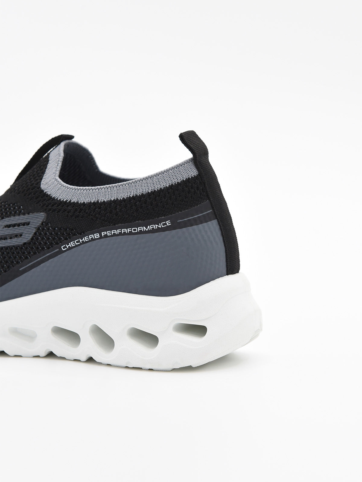 Zapatilla slip on negra con suela ergonómica blanca