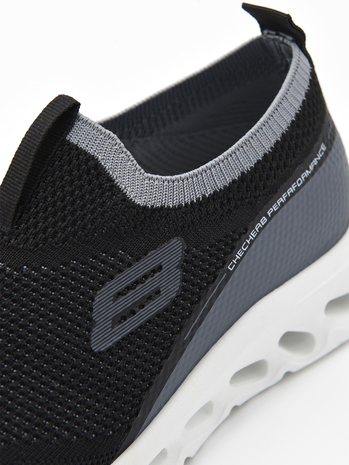 Zapatilla slip on negra con suela ergonómica blanca