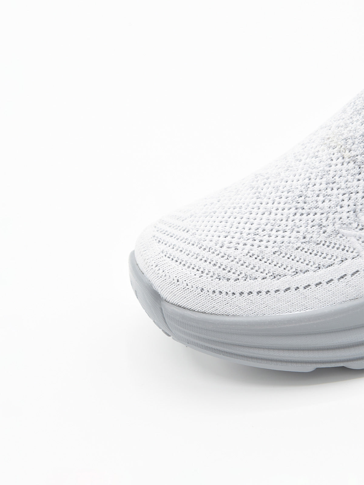 Zapatilla slip-on de punto knit en degradado gris con suela chunky ondulada gris y logo Nyrex en relieve.