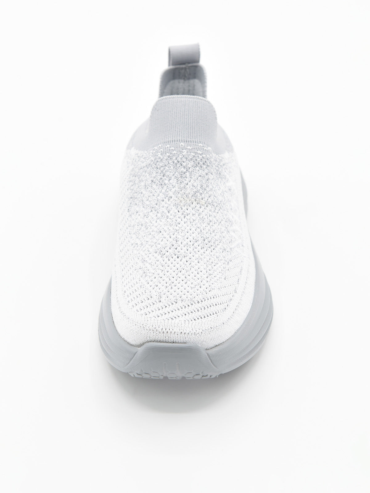 Zapatilla slip-on de punto knit en degradado gris con suela chunky ondulada gris y logo Nyrex en relieve.