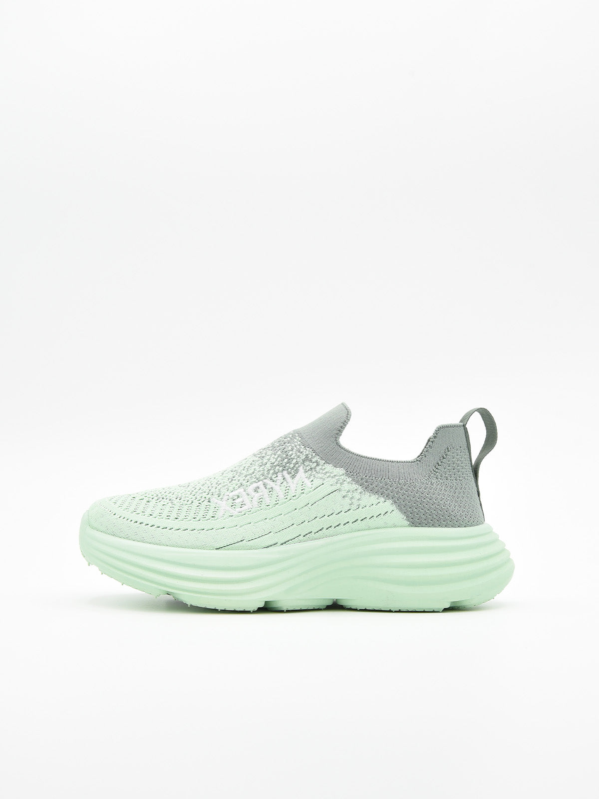 Zapatilla slip-on verde con suela gruesa