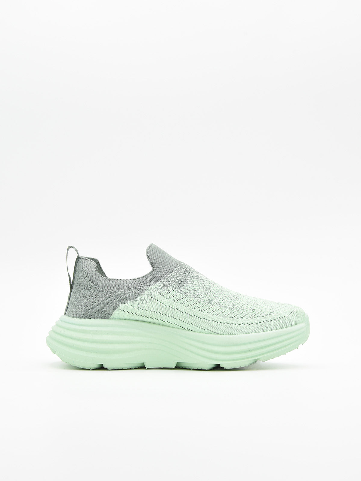 Zapatilla slip-on verde con suela gruesa