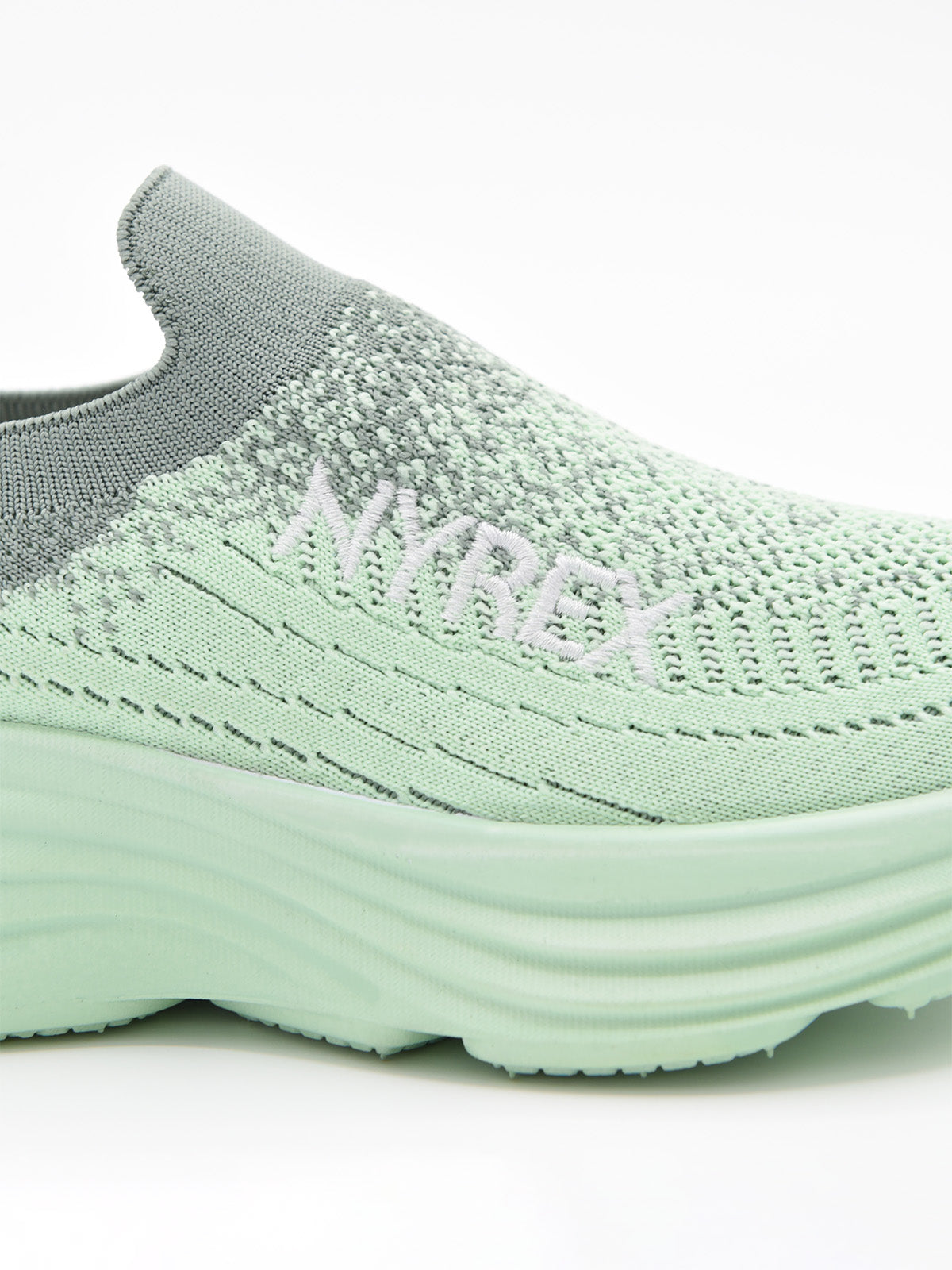 Zapatilla slip-on verde con suela gruesa
