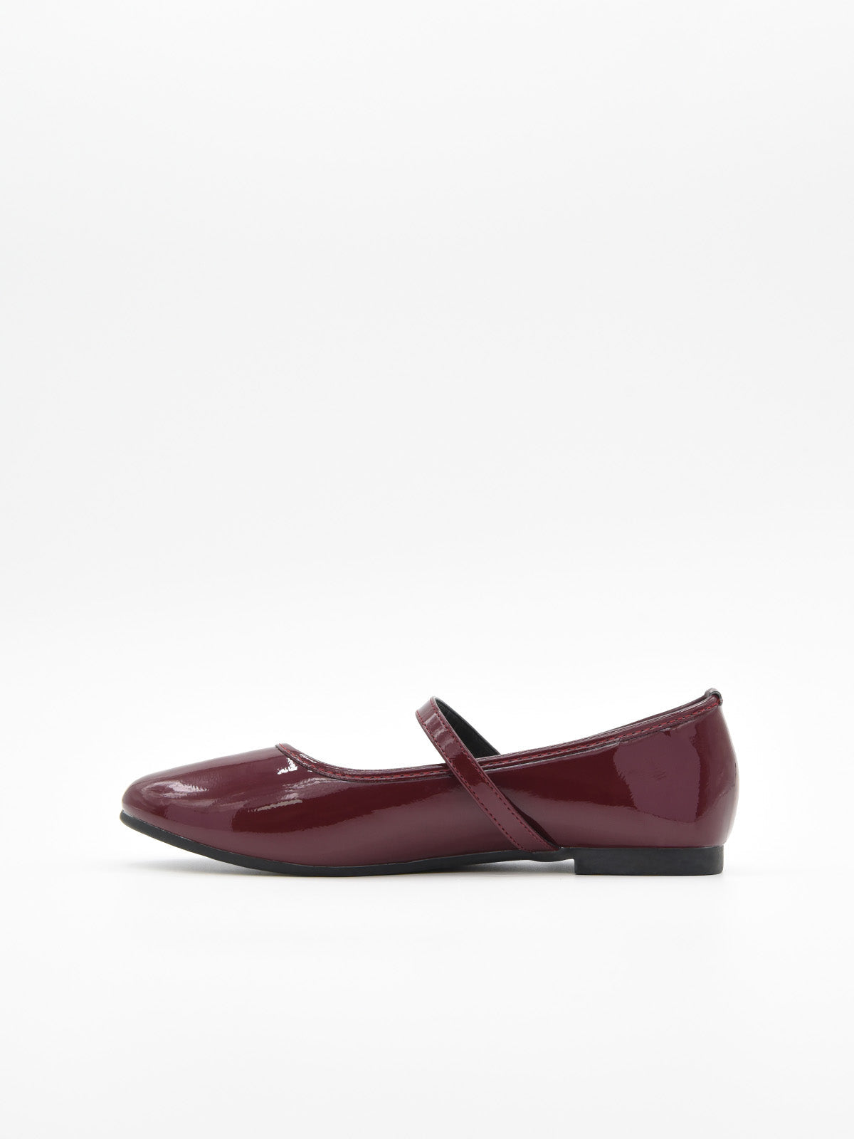 Zapato plano tipo bailarina en charol burdeos con pulsera y hebilla lateral.