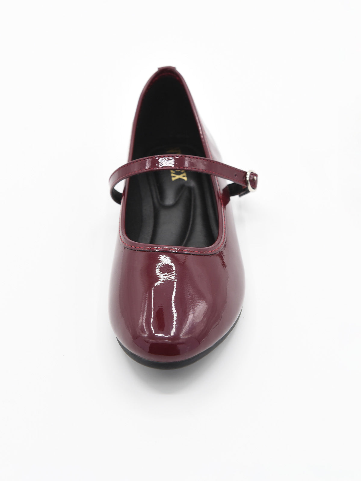 Zapato plano tipo bailarina en charol burdeos con pulsera y hebilla lateral.