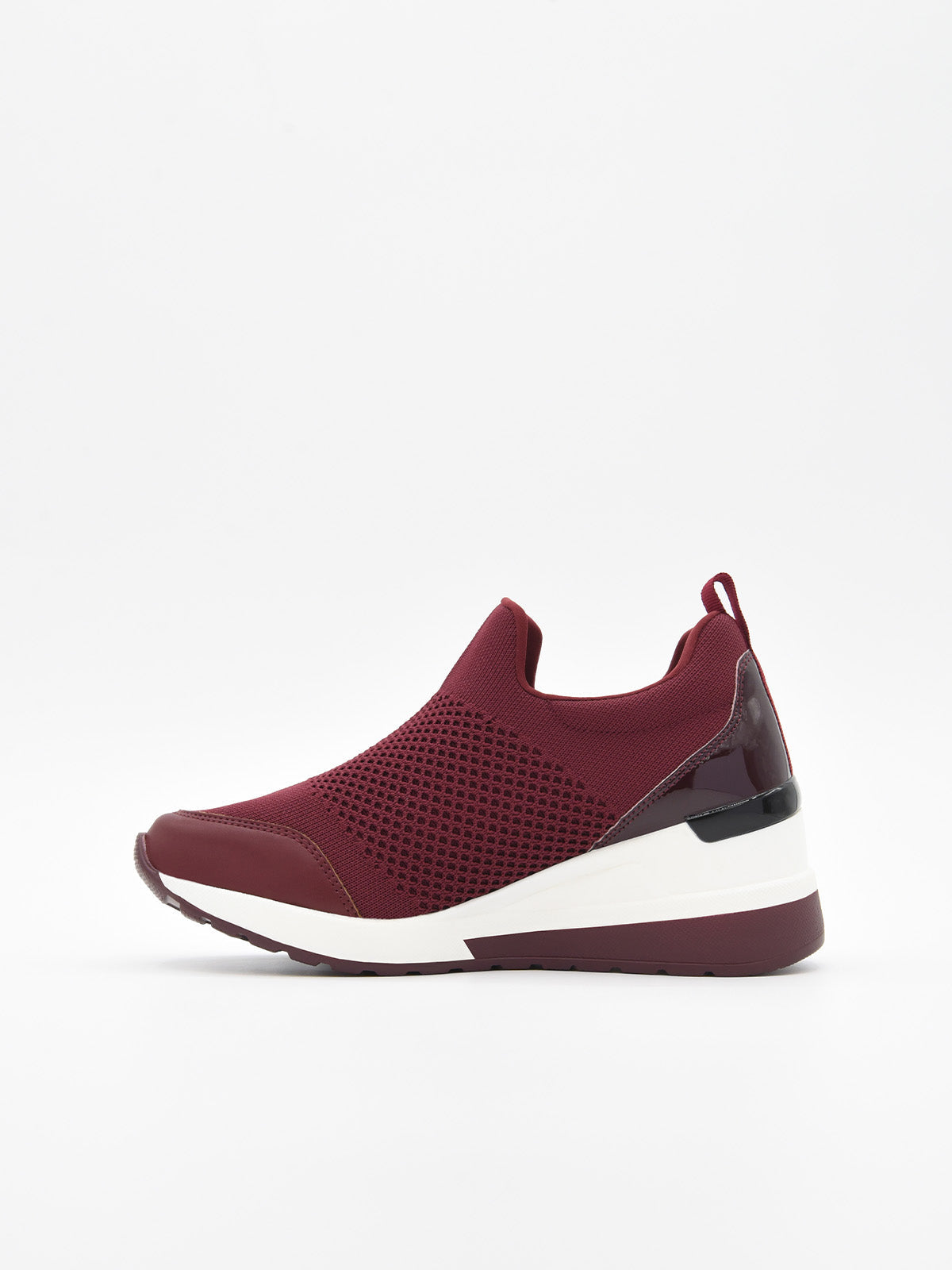 Zapatilla deportiva burdeos cómoda, transpirable, suela cuña y diseño elástico.