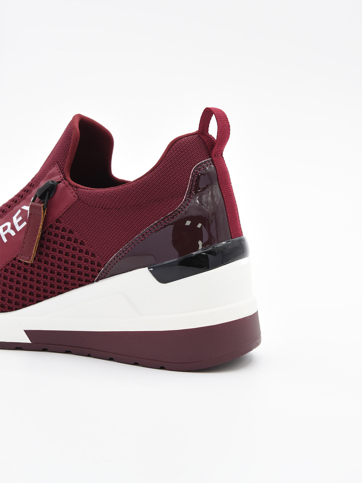 Zapatilla deportiva burdeos cómoda, transpirable, suela cuña y diseño elástico.