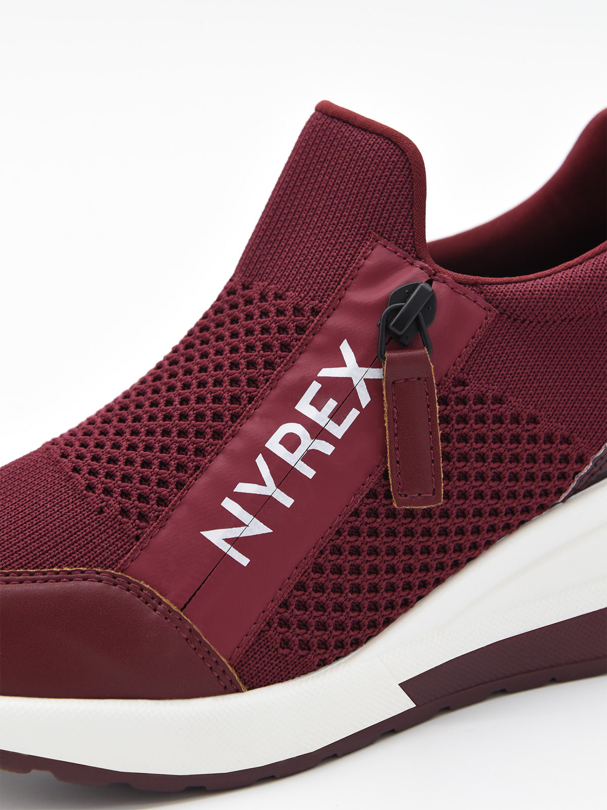 Zapatilla deportiva burdeos cómoda, transpirable, suela cuña y diseño elástico.
