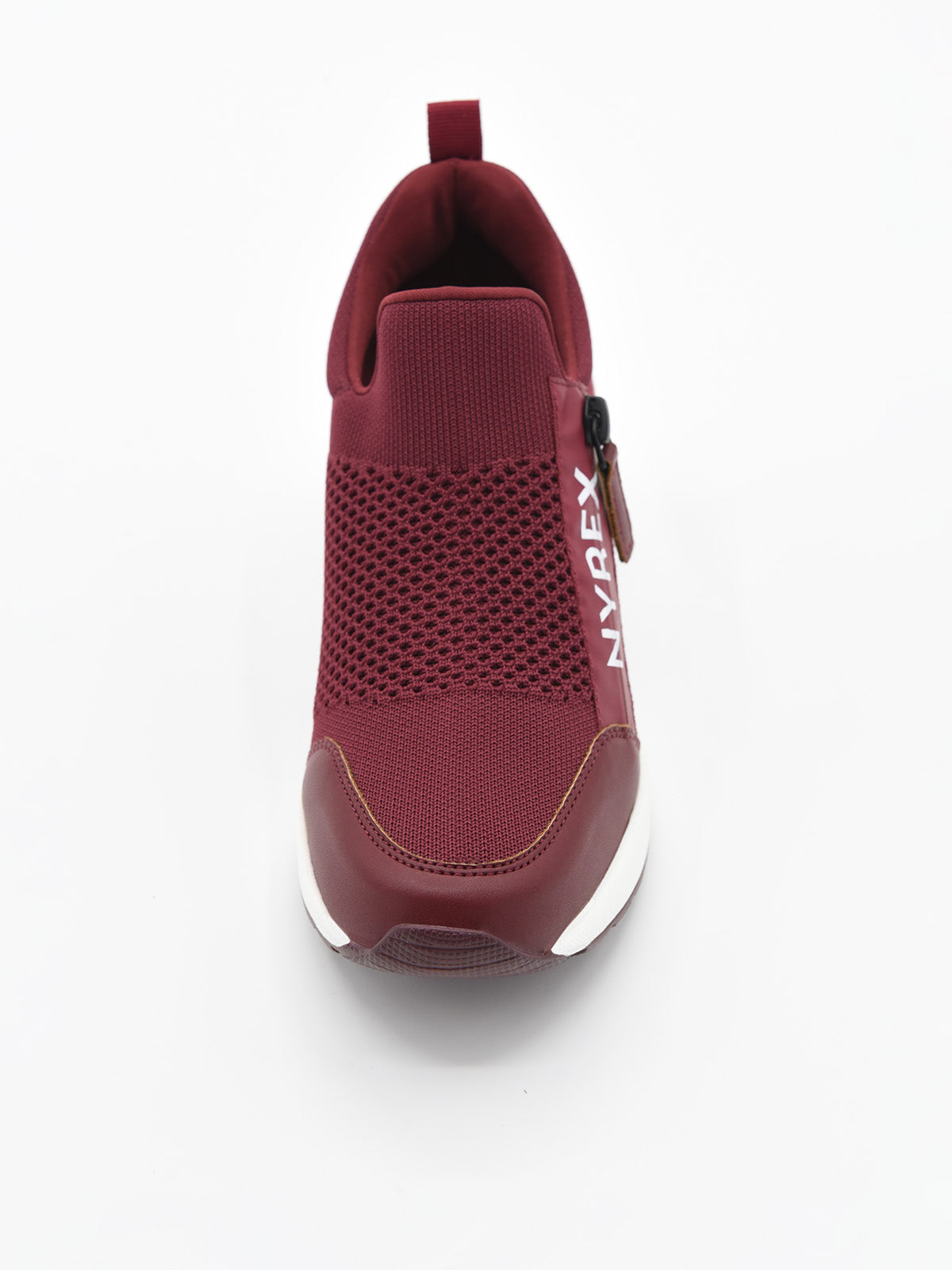 Zapatilla deportiva burdeos cómoda, transpirable, suela cuña y diseño elástico.