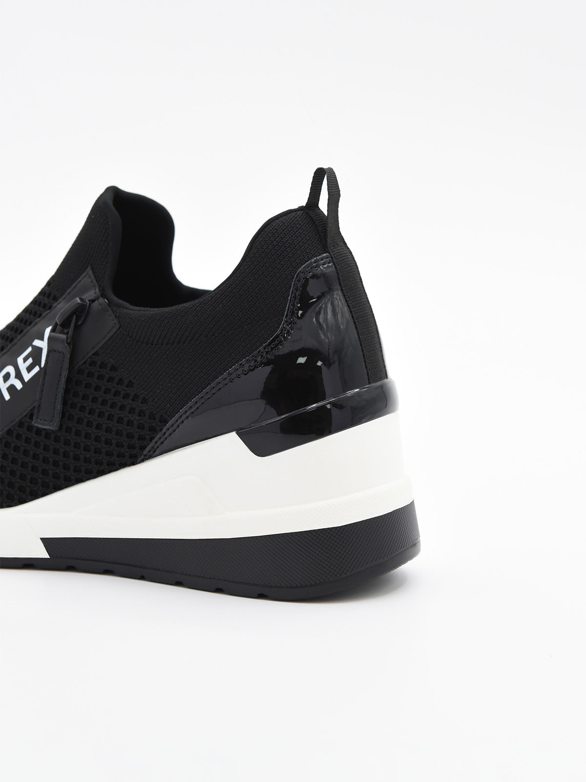 Zapatilla deportiva negra cómoda, transpirable con cuña y diseño elástico.