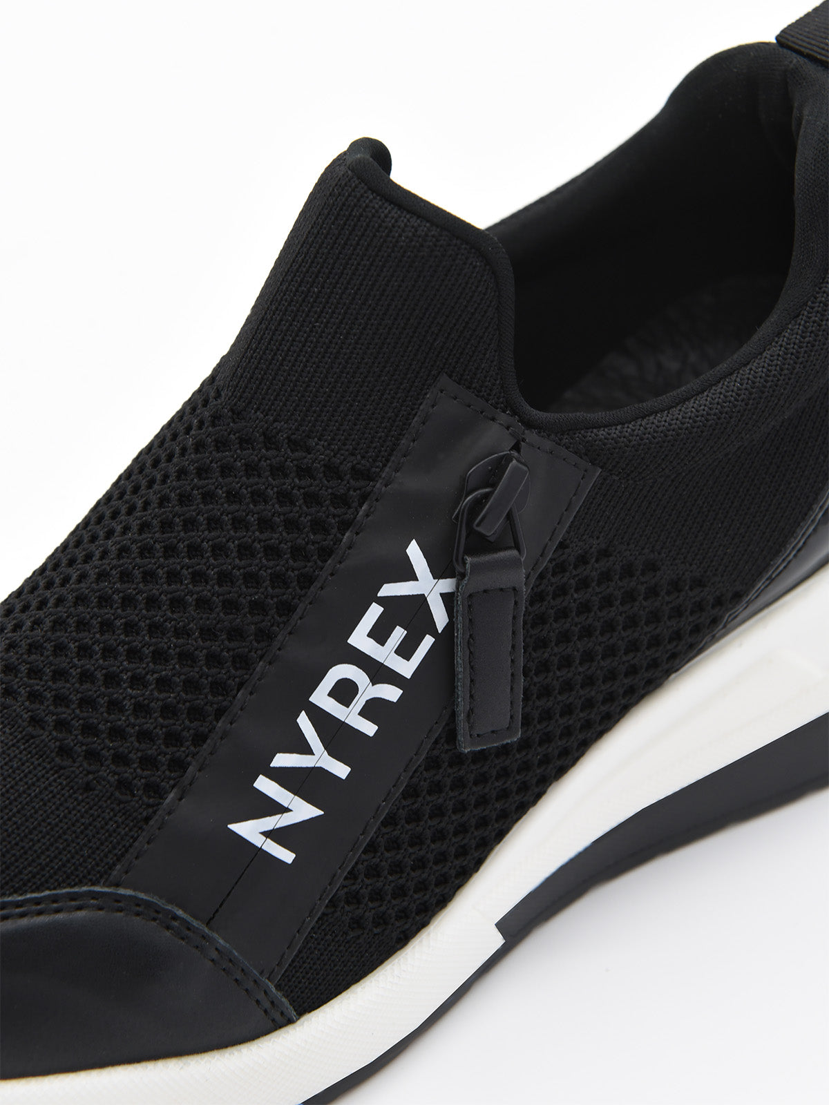 Zapatilla deportiva negra cómoda, transpirable con cuña y diseño elástico.