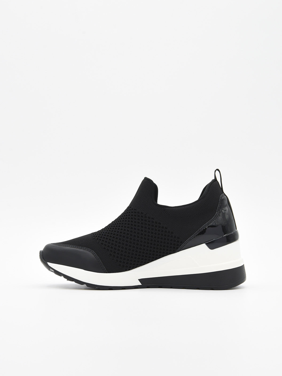 Zapatilla deportiva negra cómoda, transpirable con cuña y diseño elástico.
