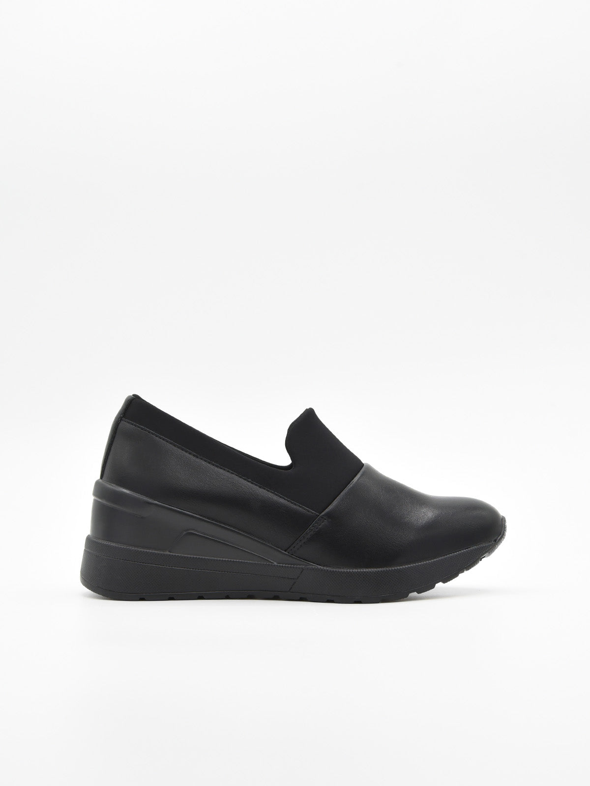 Zapato casual negro para mujer, estilo slip-on con elástico superior y plataforma ergonómica continua.