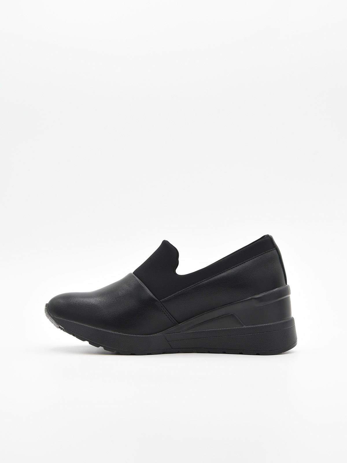 Zapato casual negro para mujer, estilo slip-on con elástico superior y plataforma ergonómica continua.