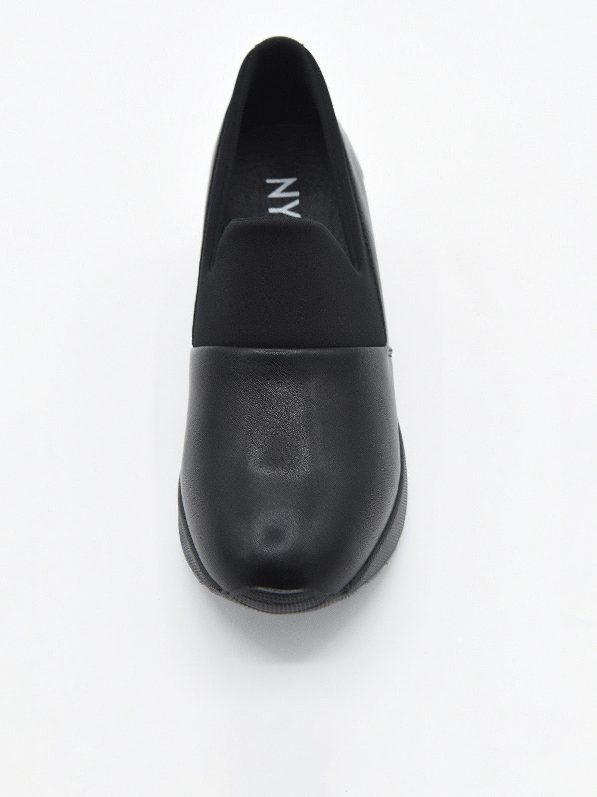 Zapato casual negro para mujer, estilo slip-on con elástico superior y plataforma ergonómica continua.