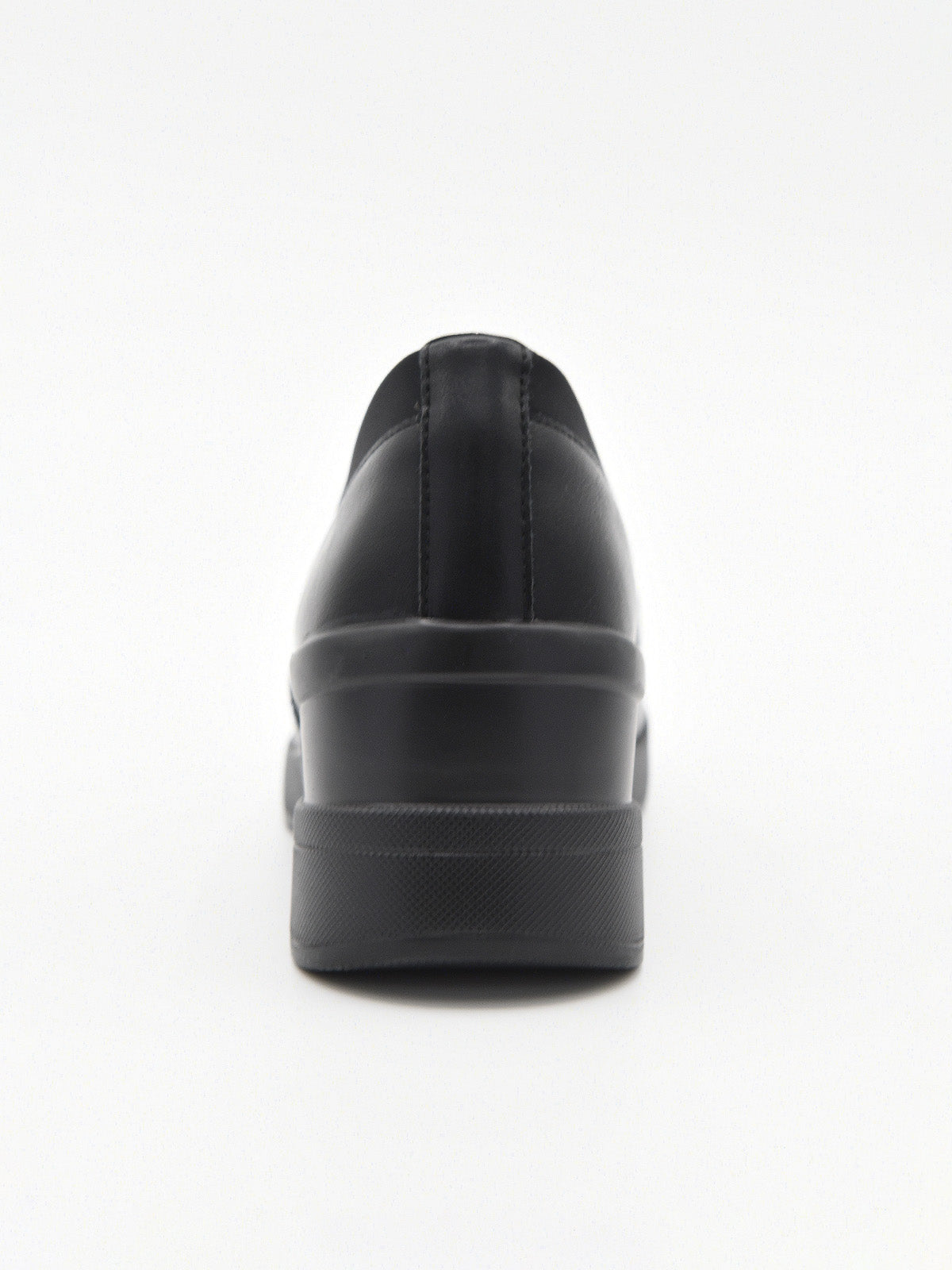 Zapato casual negro para mujer, estilo slip-on con elástico superior y plataforma ergonómica continua.