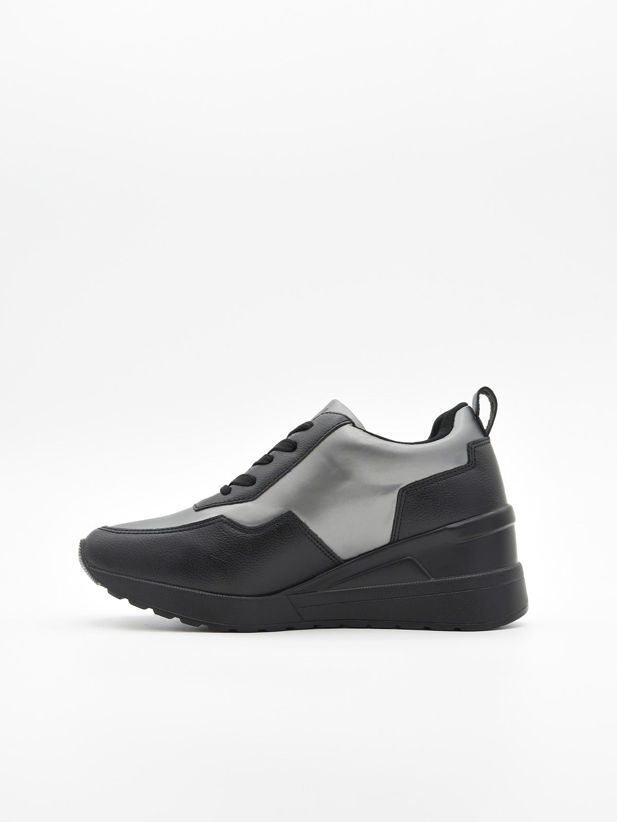 Zapatillas casual negras para mujer con plataforma ergonómica, agujetas y detalles metálicos decorativos en el lateral.