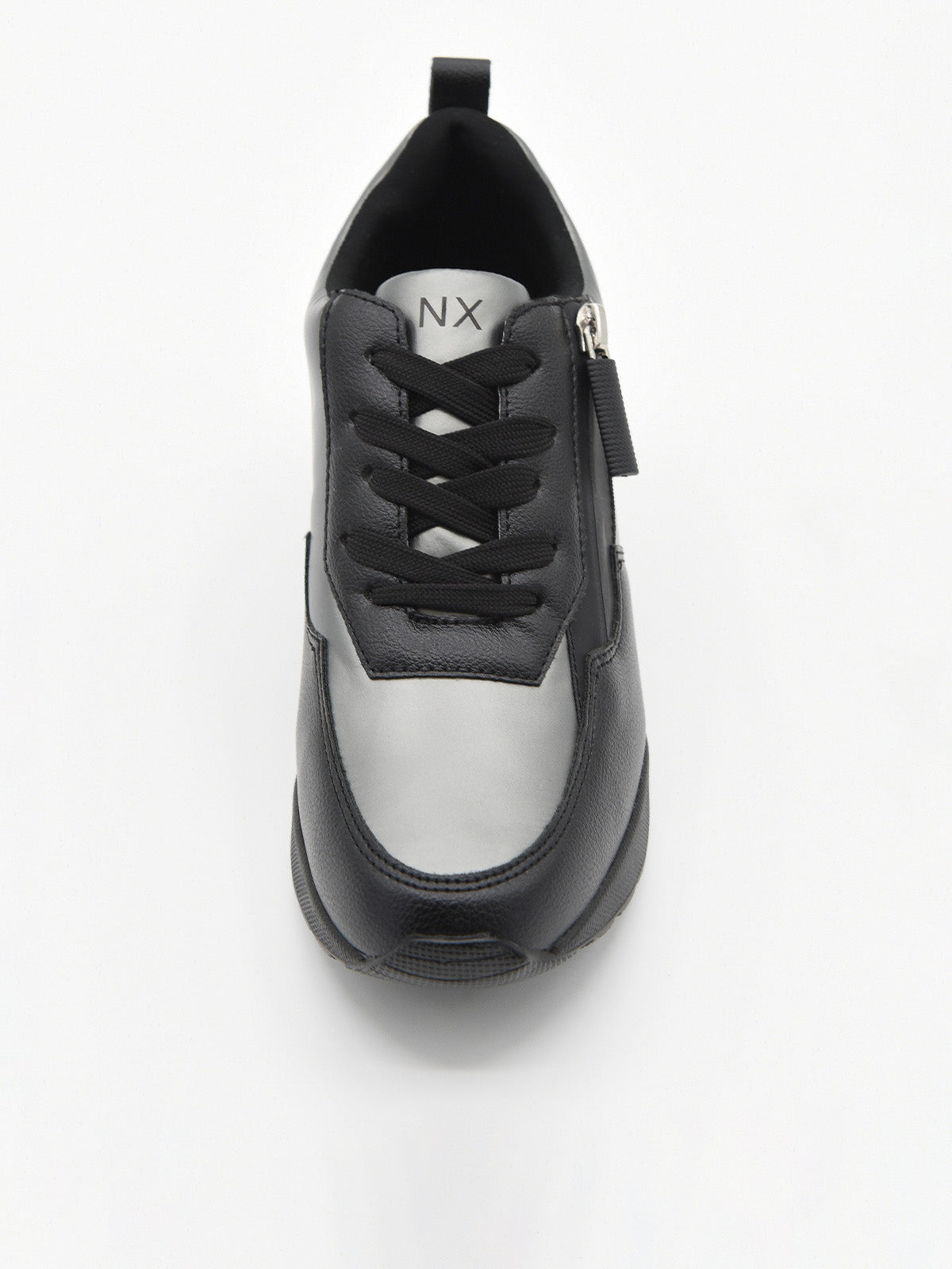 Zapatillas casual negras para mujer con plataforma ergonómica, agujetas y detalles metálicos decorativos en el lateral.