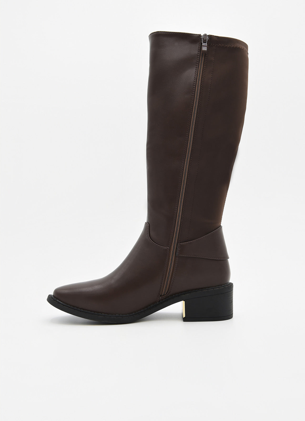 Bota alta marrón con hebilla dorada lateral y tacón bajo cuadrado con detalle metálico.