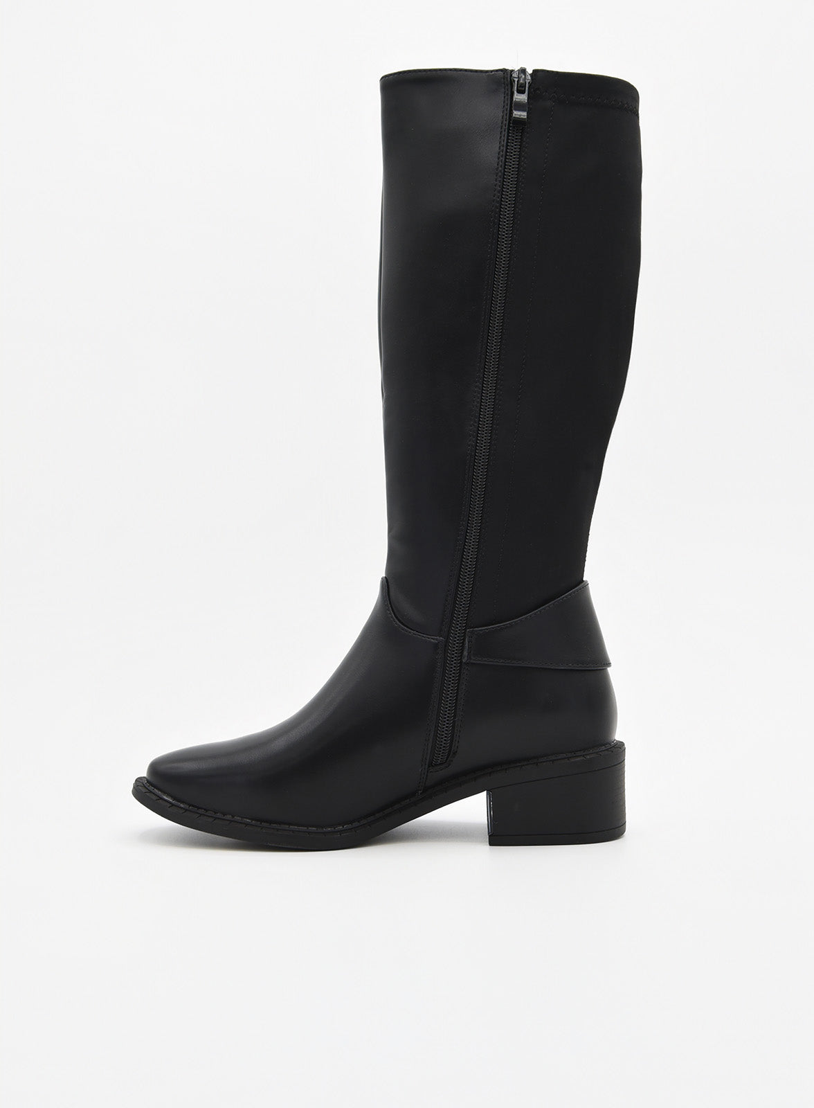 Bota alta negra de caña lisa con hebilla lateral metálica y tacón bajo cuadrado.