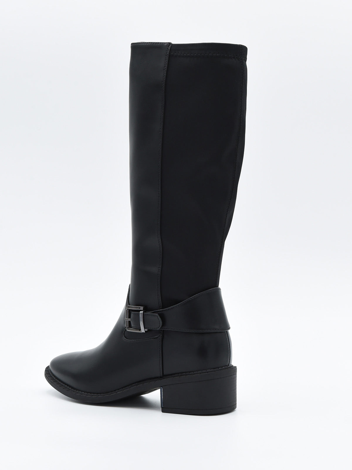 Bota alta negra de caña lisa con hebilla lateral metálica y tacón bajo cuadrado.