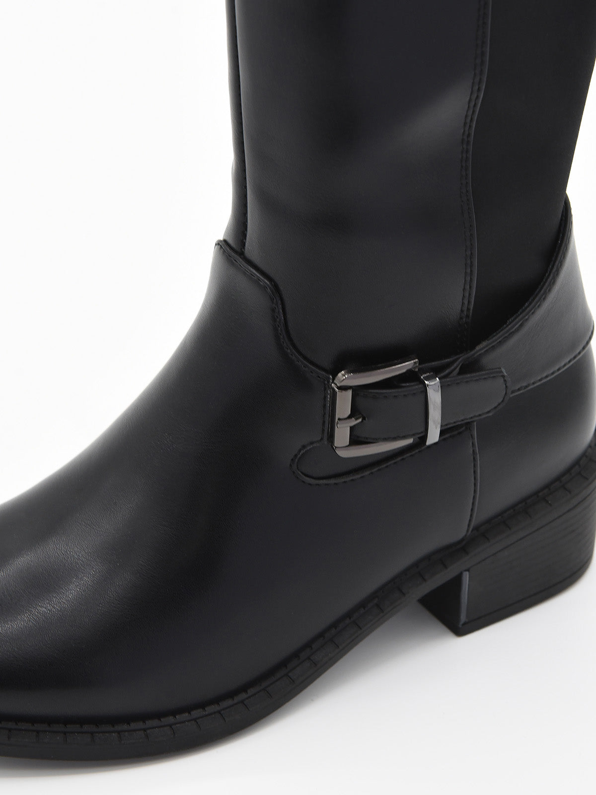 Bota alta negra de caña lisa con hebilla lateral metálica y tacón bajo cuadrado.